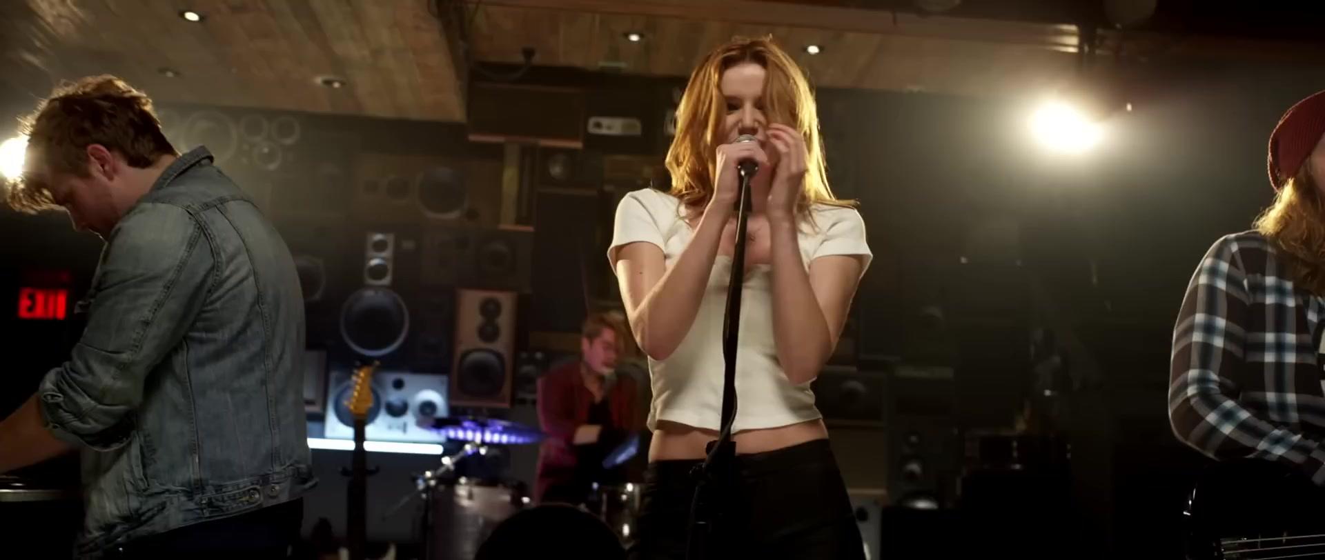 Bella_BurnSoBright_MV_MidnightSun_BTD_316.jpg