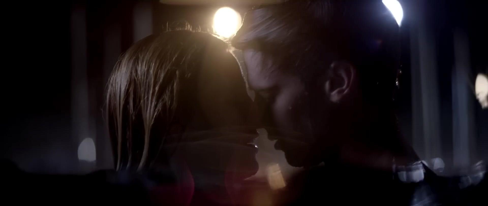 Bella_BurnSoBright_MV_MidnightSun_BTD_382.jpg
