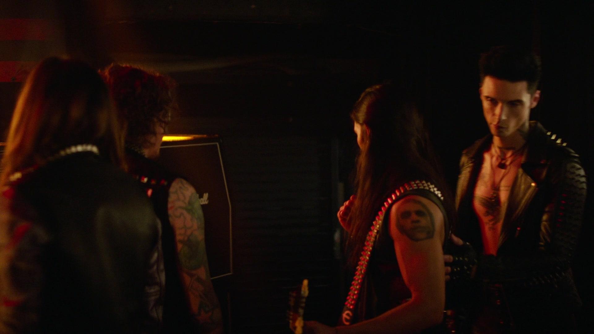 Paradise_City_2021_S01E01_1080p_BTD_003897.jpg