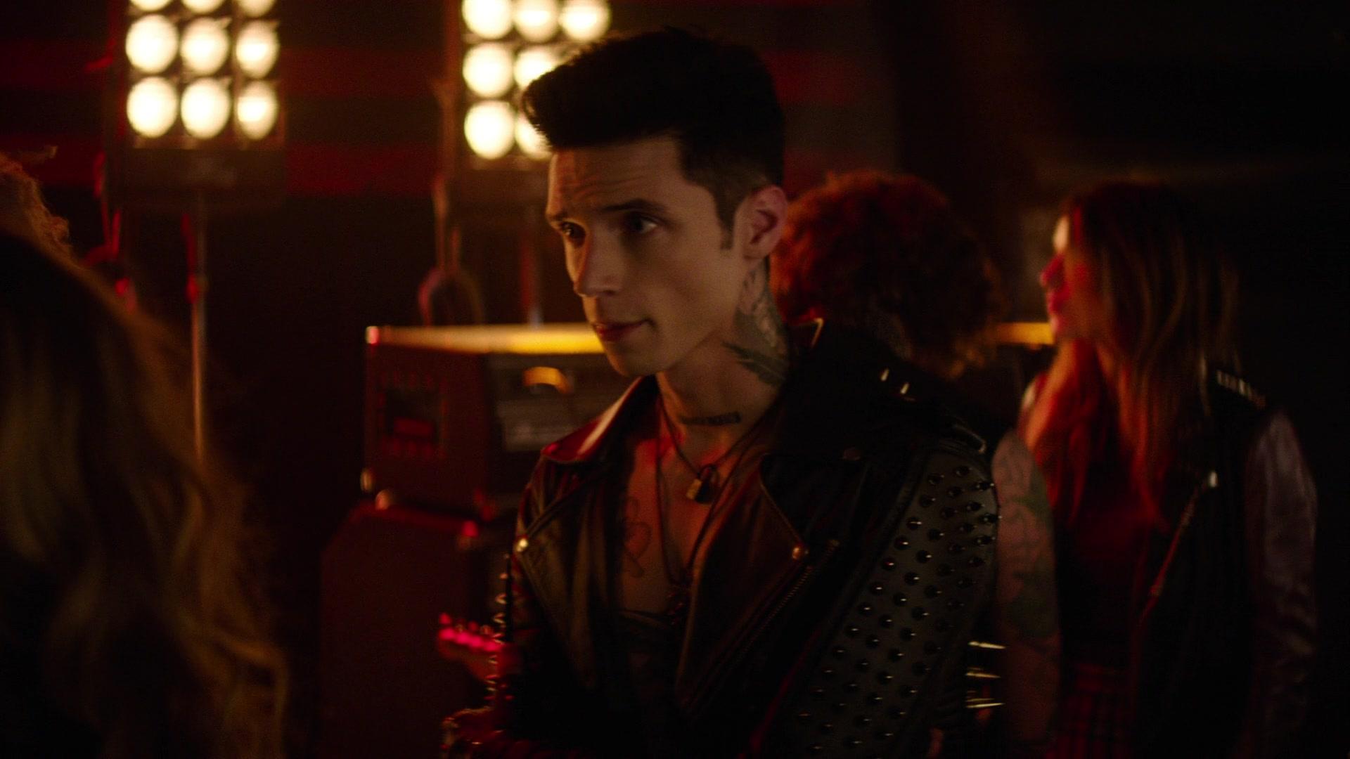 Paradise_City_2021_S01E01_1080p_BTD_004049.jpg