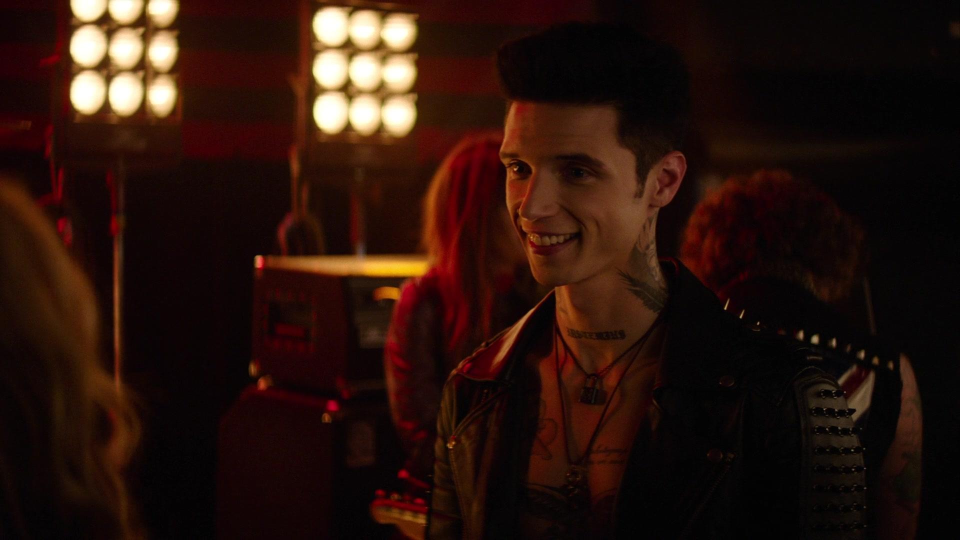 Paradise_City_2021_S01E01_1080p_BTD_004075.jpg