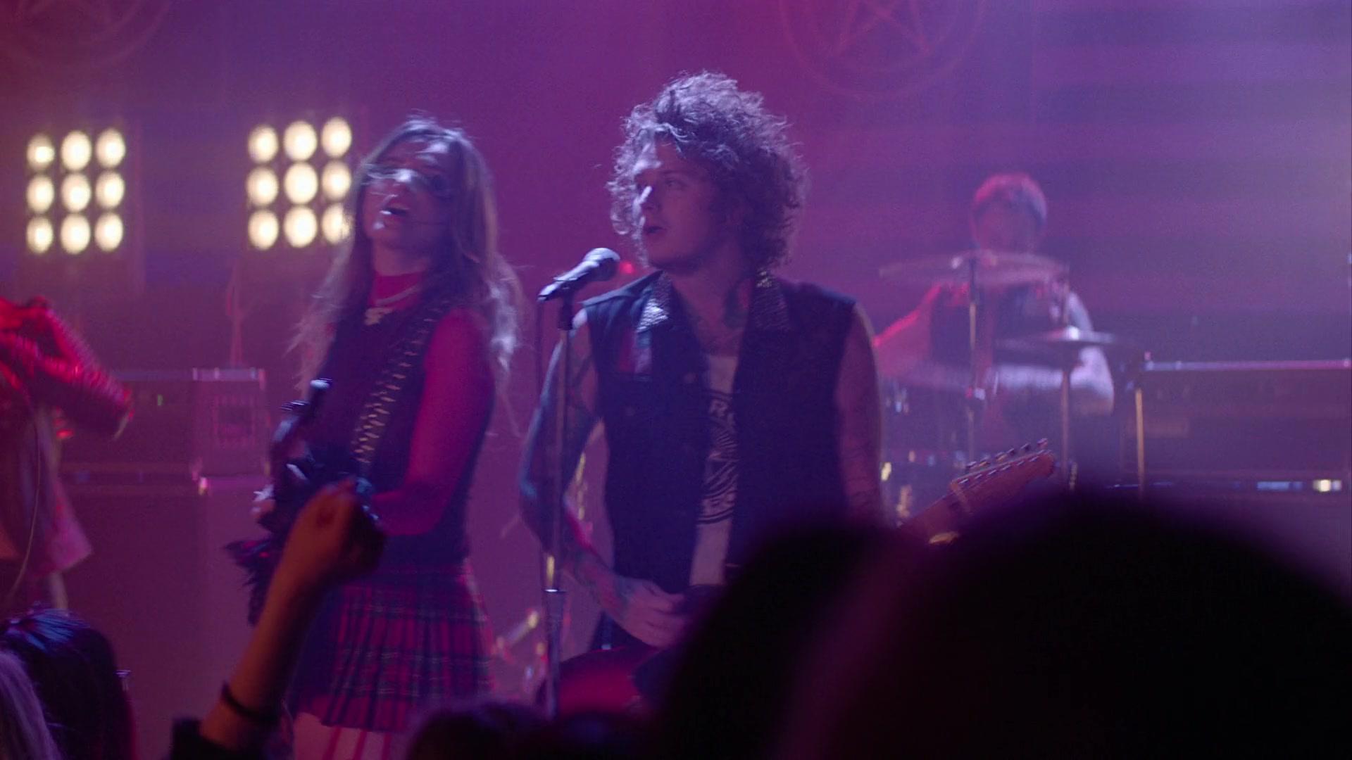 Paradise_City_2021_S01E01_1080p_BTD_004494.jpg