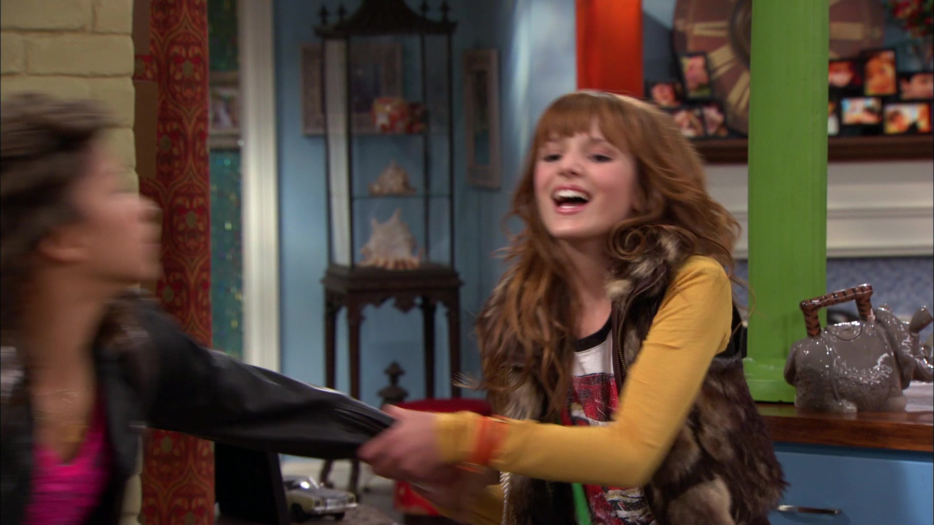 Shake_It_Up_S01E01_1080p_BTD_000617.jpg