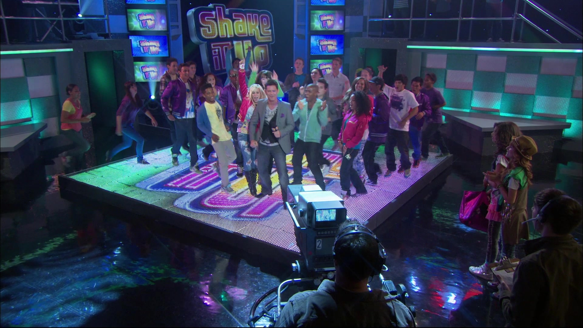 Shake_It_Up_S01E01_1080p_BTD_002582.jpg