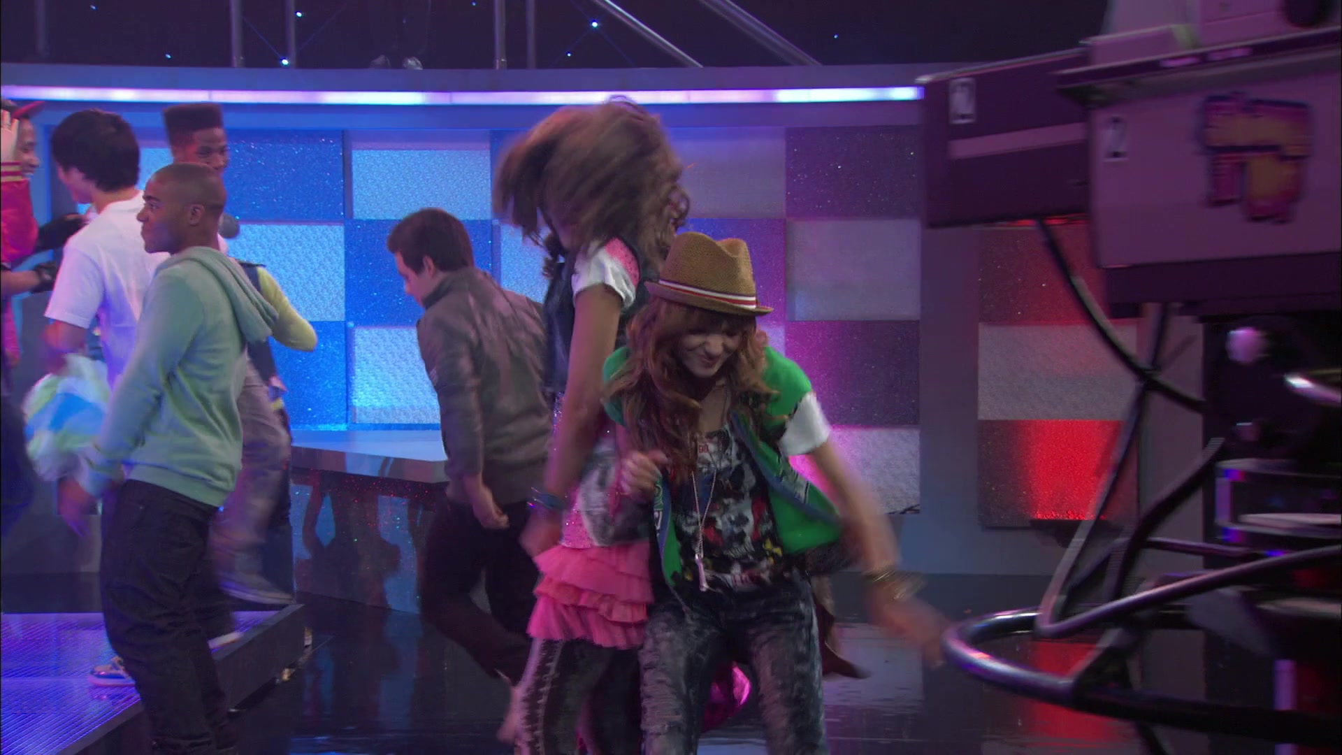 Shake_It_Up_S01E01_1080p_BTD_002627.jpg