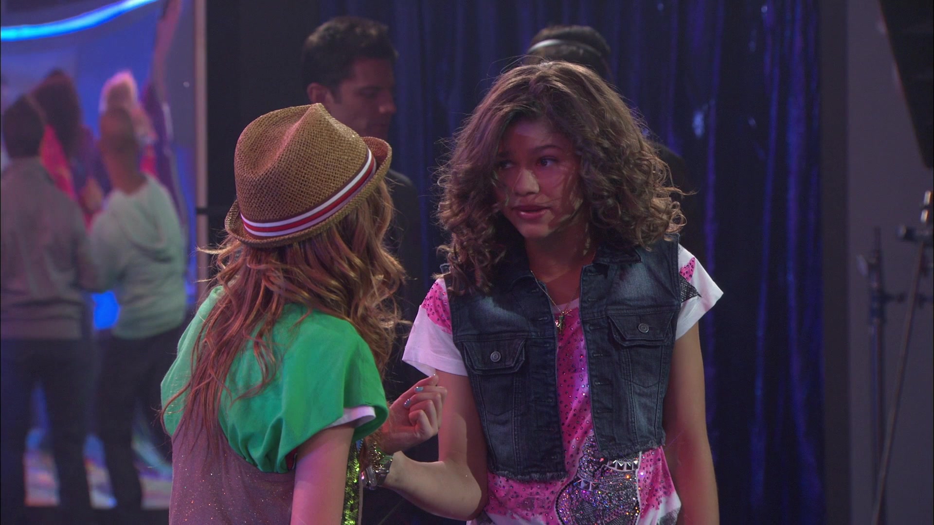 Shake_It_Up_S01E01_1080p_BTD_002655.jpg