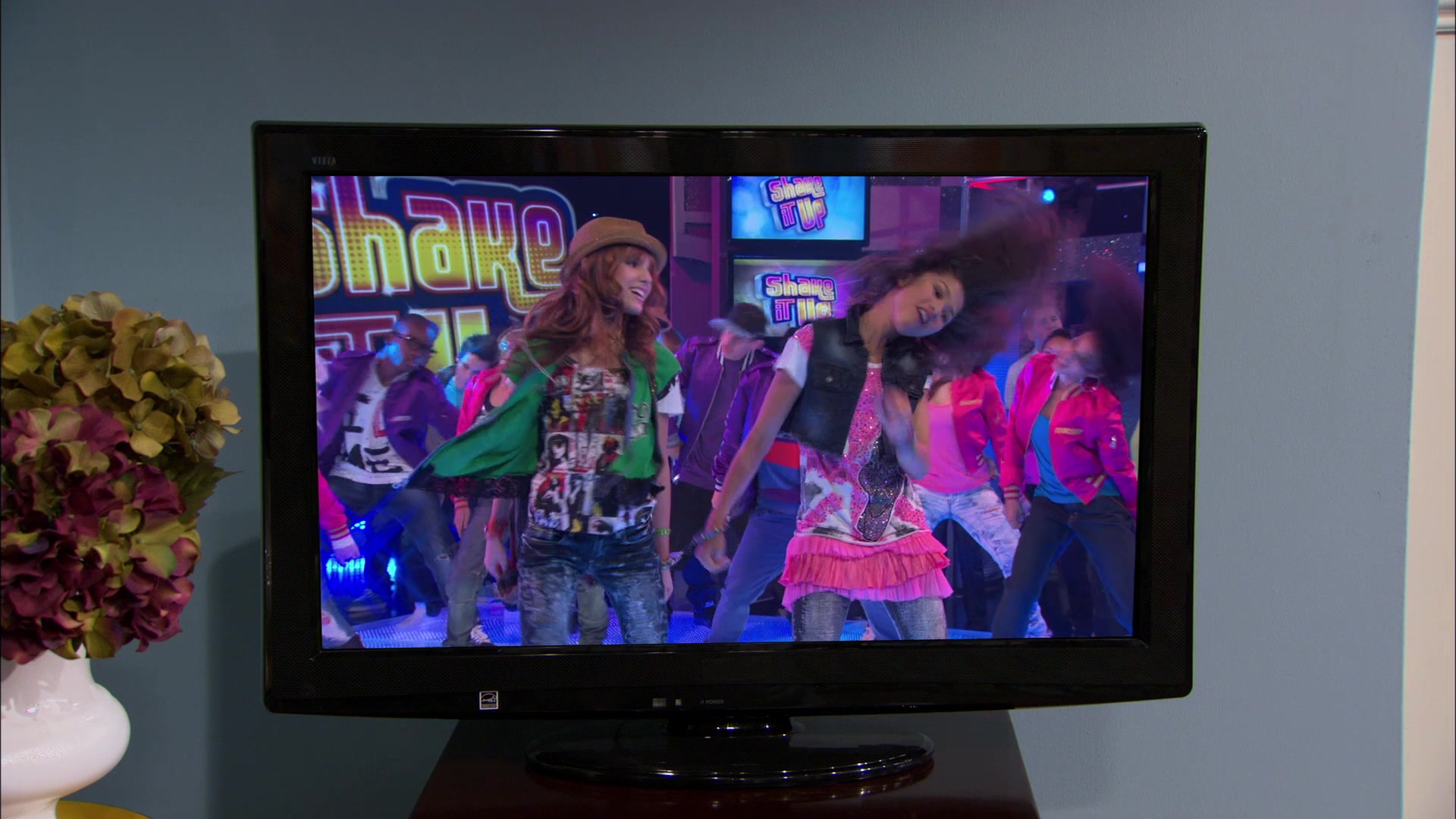 Shake_It_Up_S01E01_1080p_BTD_002800.jpg
