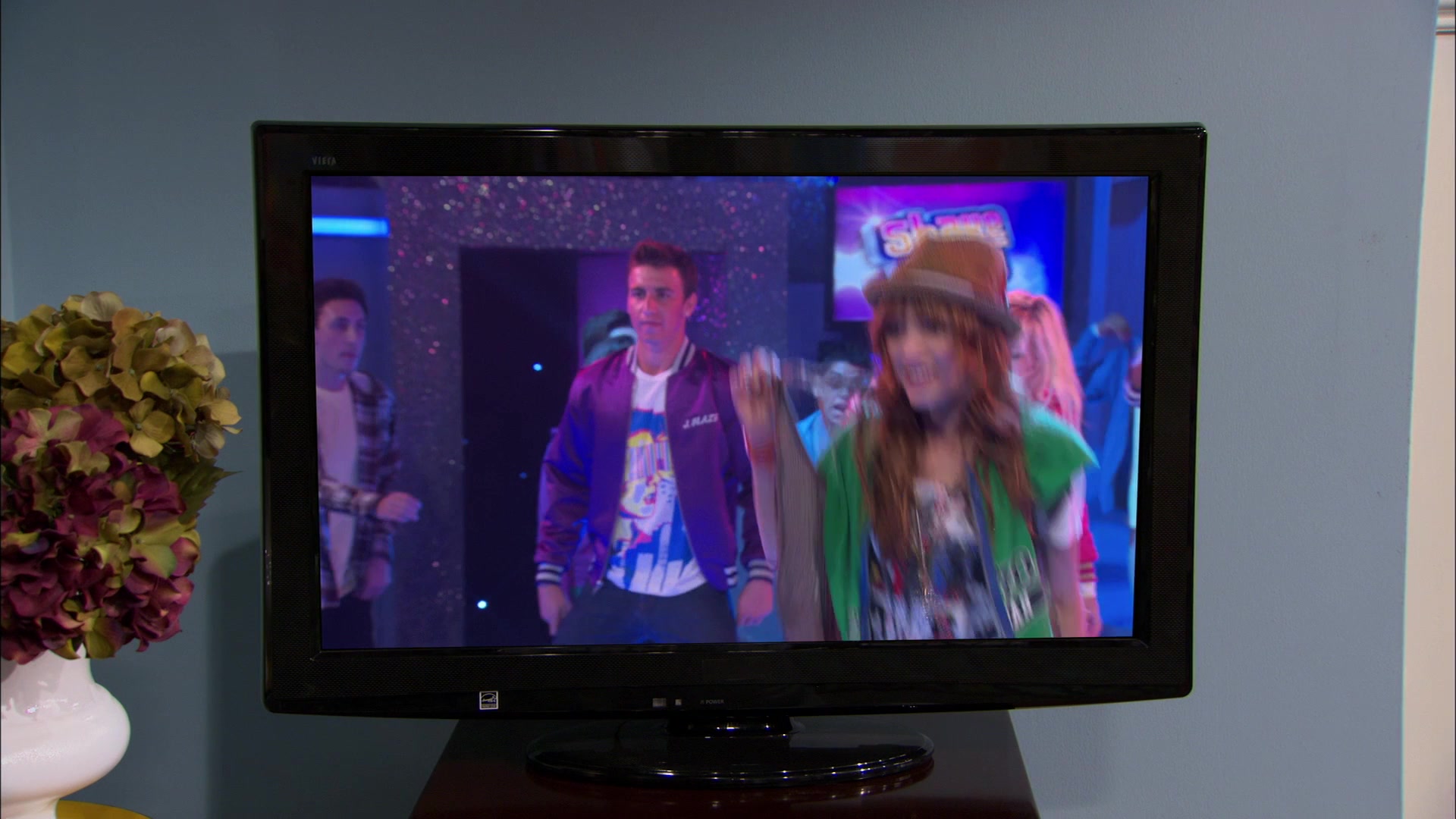 Shake_It_Up_S01E01_1080p_BTD_002814.jpg