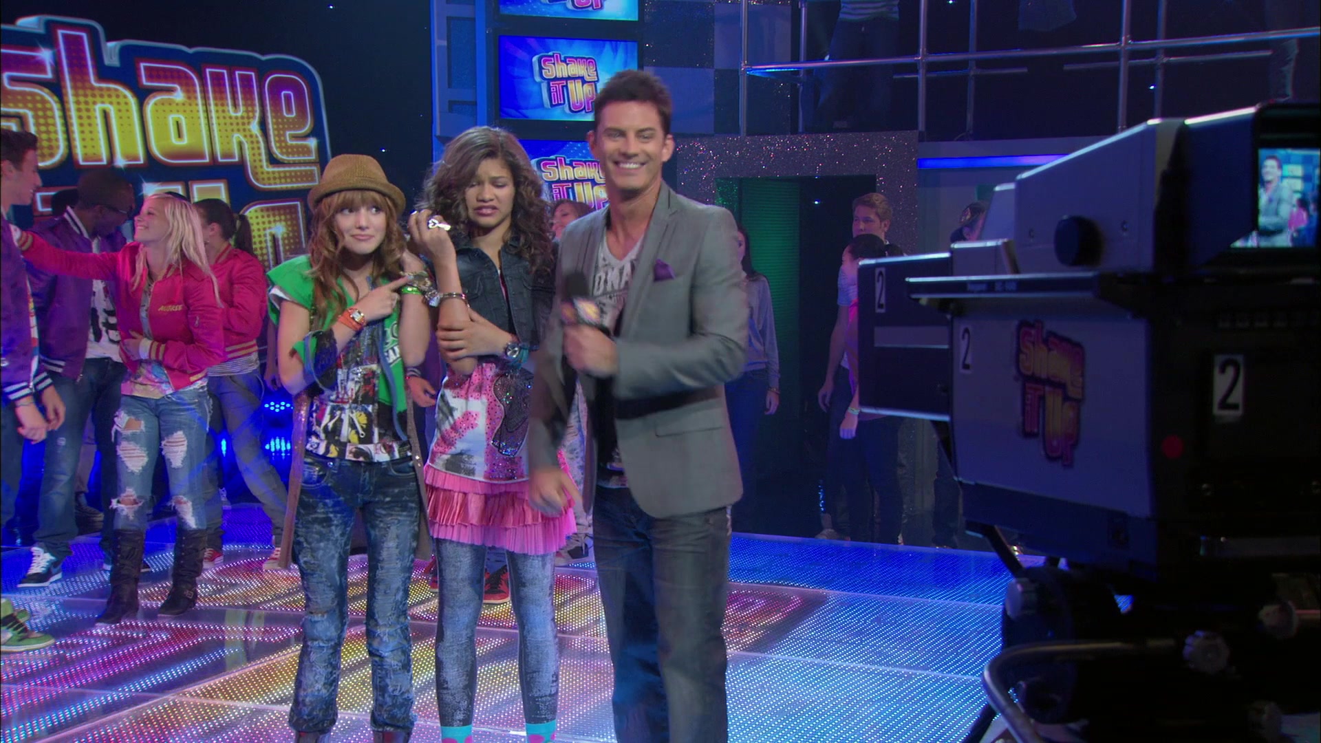 Shake_It_Up_S01E01_1080p_BTD_002863.jpg