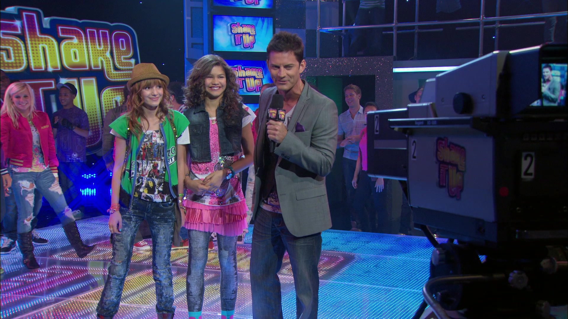 Shake_It_Up_S01E01_1080p_BTD_002878.jpg