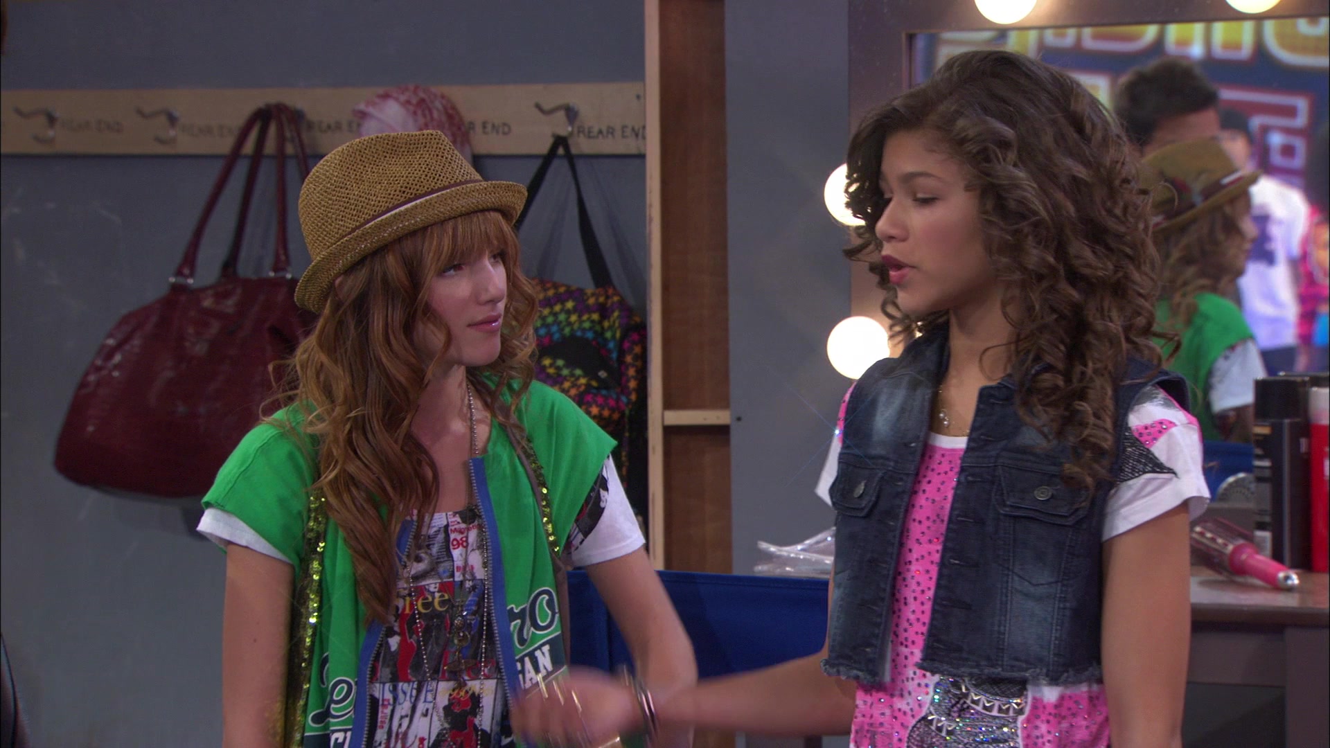 Shake_It_Up_S01E01_1080p_BTD_002925.jpg