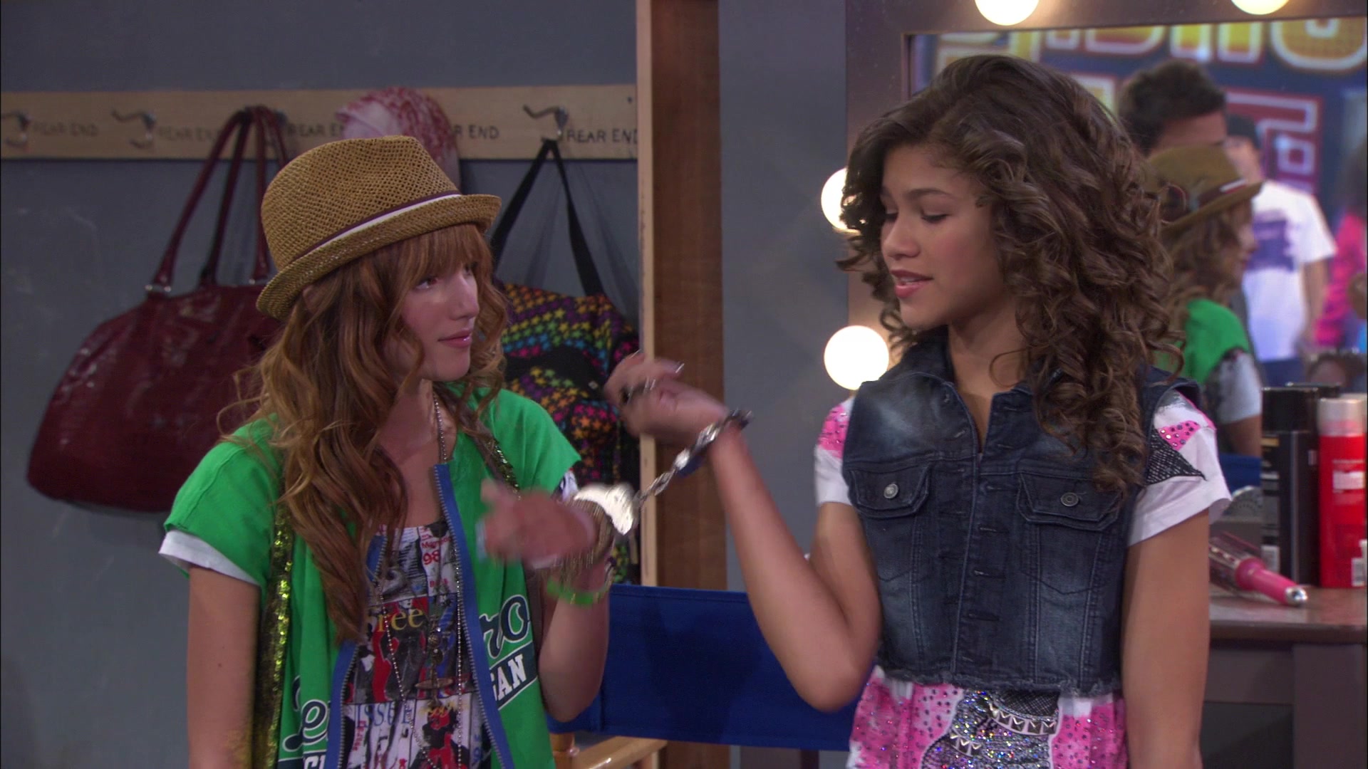 Shake_It_Up_S01E01_1080p_BTD_002926.jpg