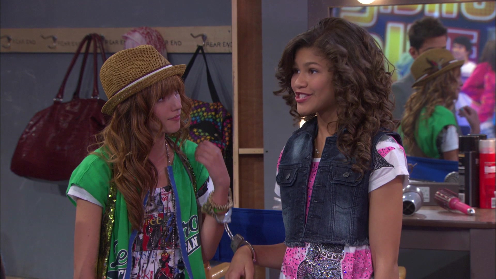 Shake_It_Up_S01E01_1080p_BTD_002933.jpg
