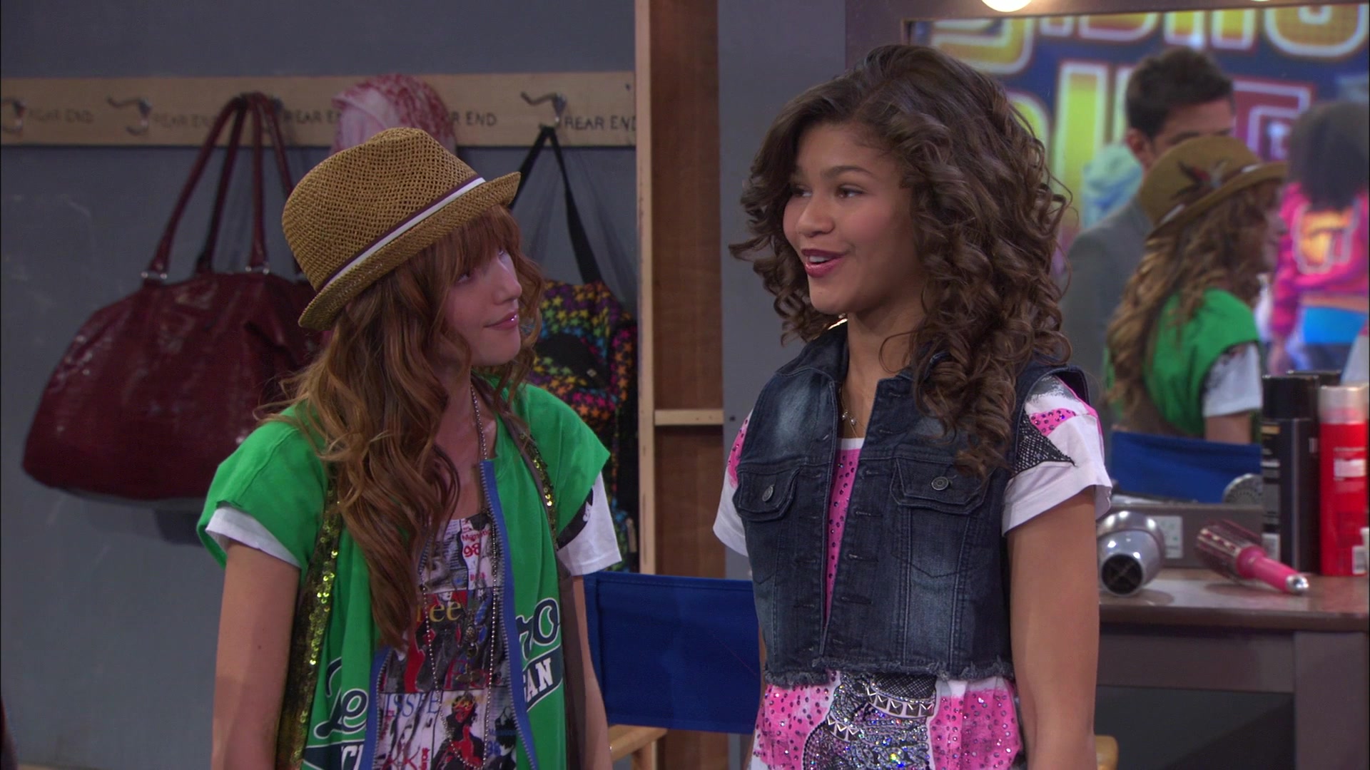 Shake_It_Up_S01E01_1080p_BTD_002935.jpg
