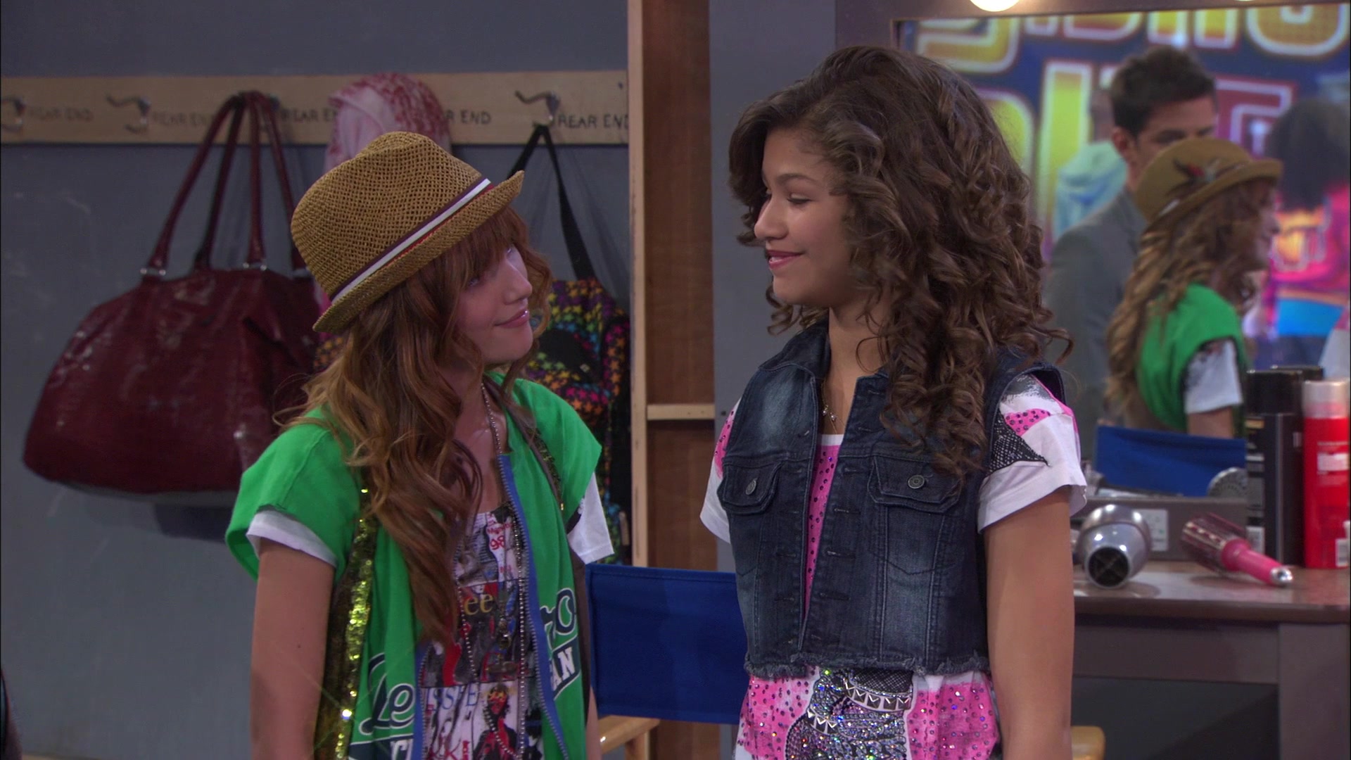 Shake_It_Up_S01E01_1080p_BTD_002936.jpg