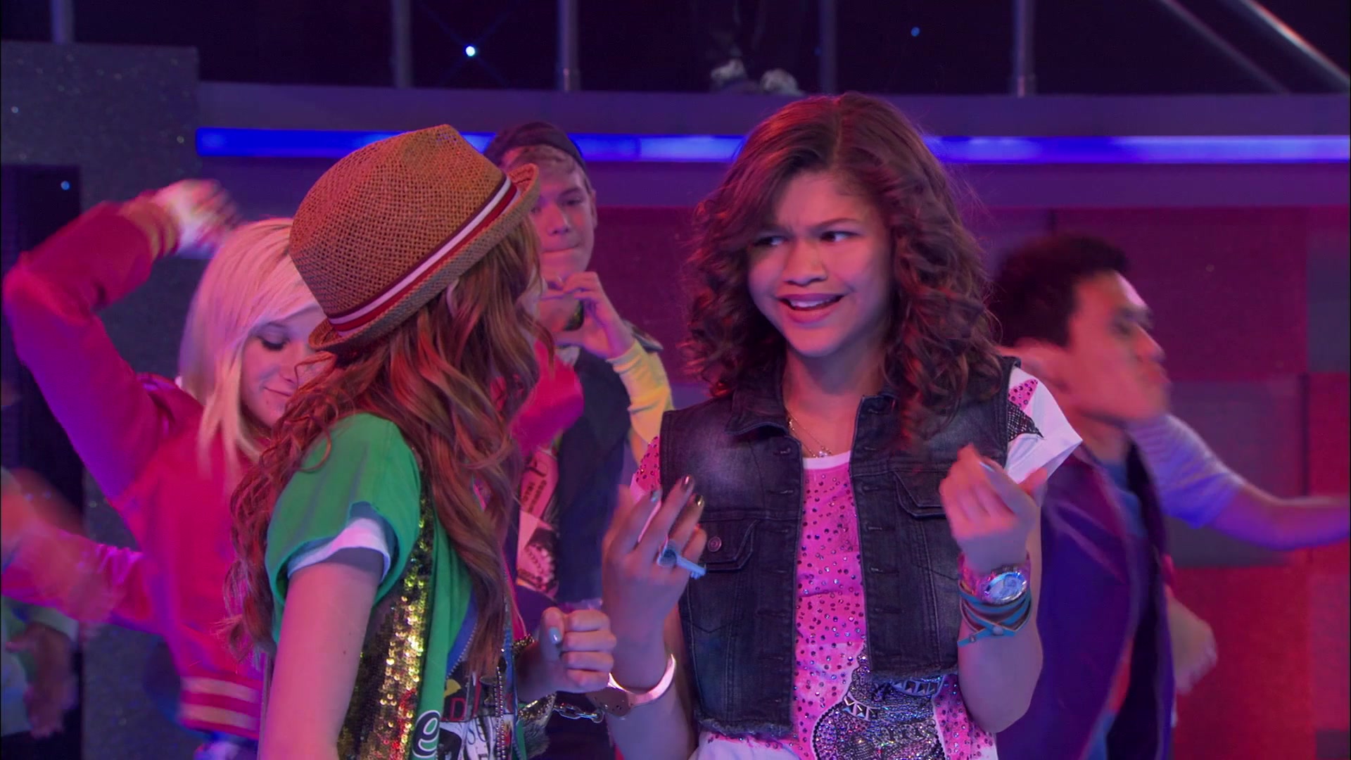 Shake_It_Up_S01E01_1080p_BTD_003077.jpg