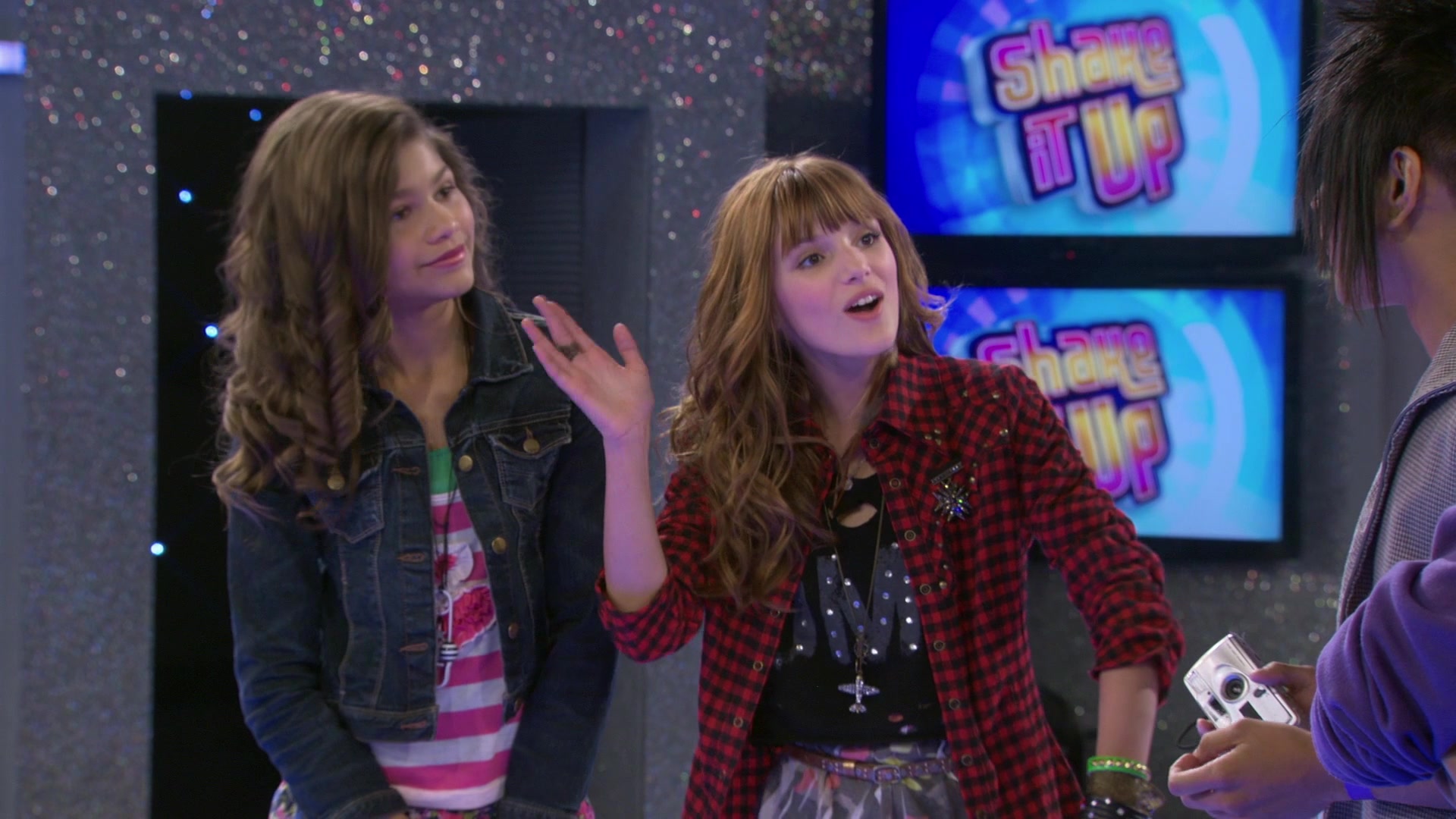 Shake_It_Up_S01E02_1080p_BTD_000194.jpg