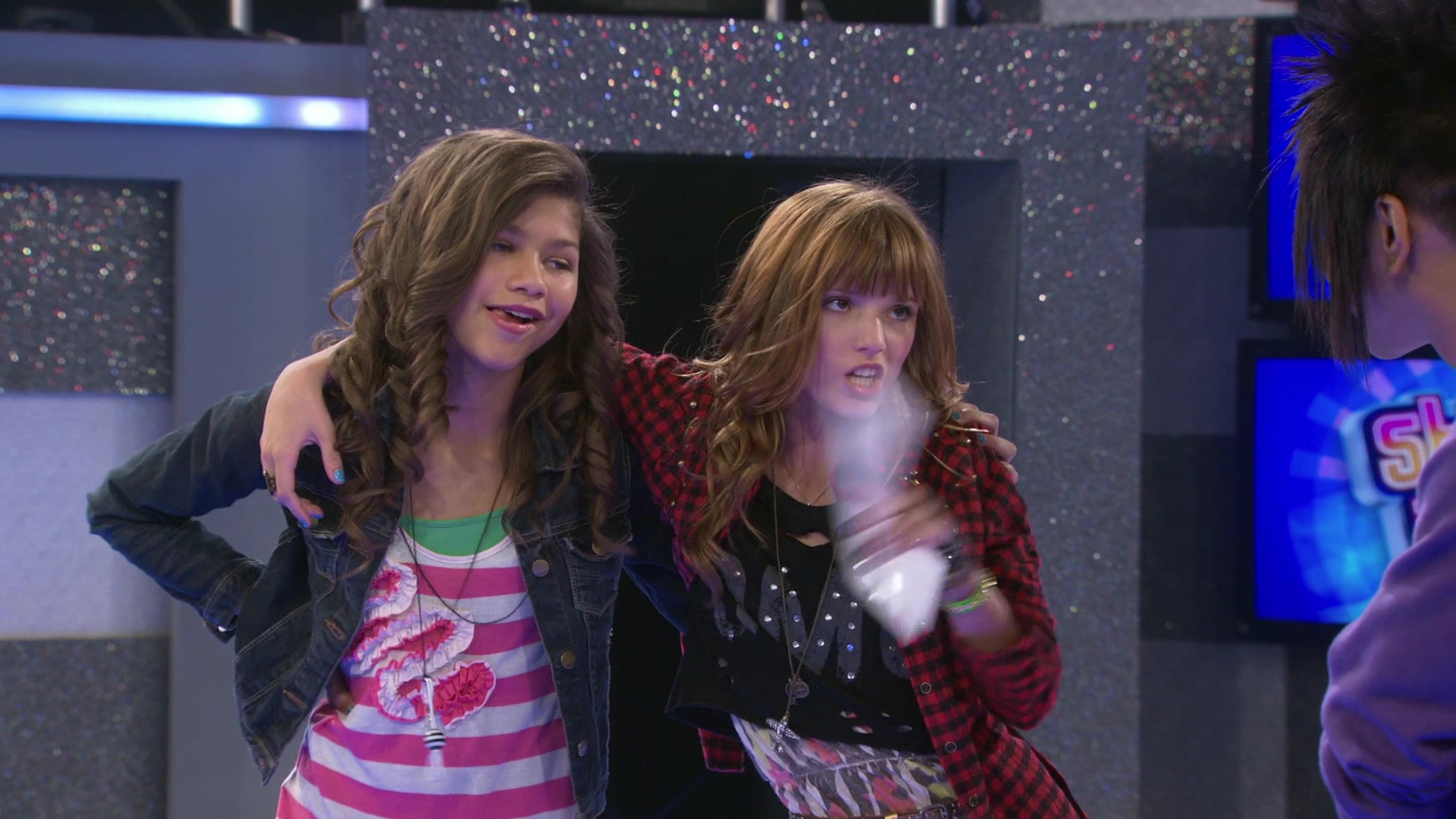 Shake_It_Up_S01E02_1080p_BTD_000218.jpg