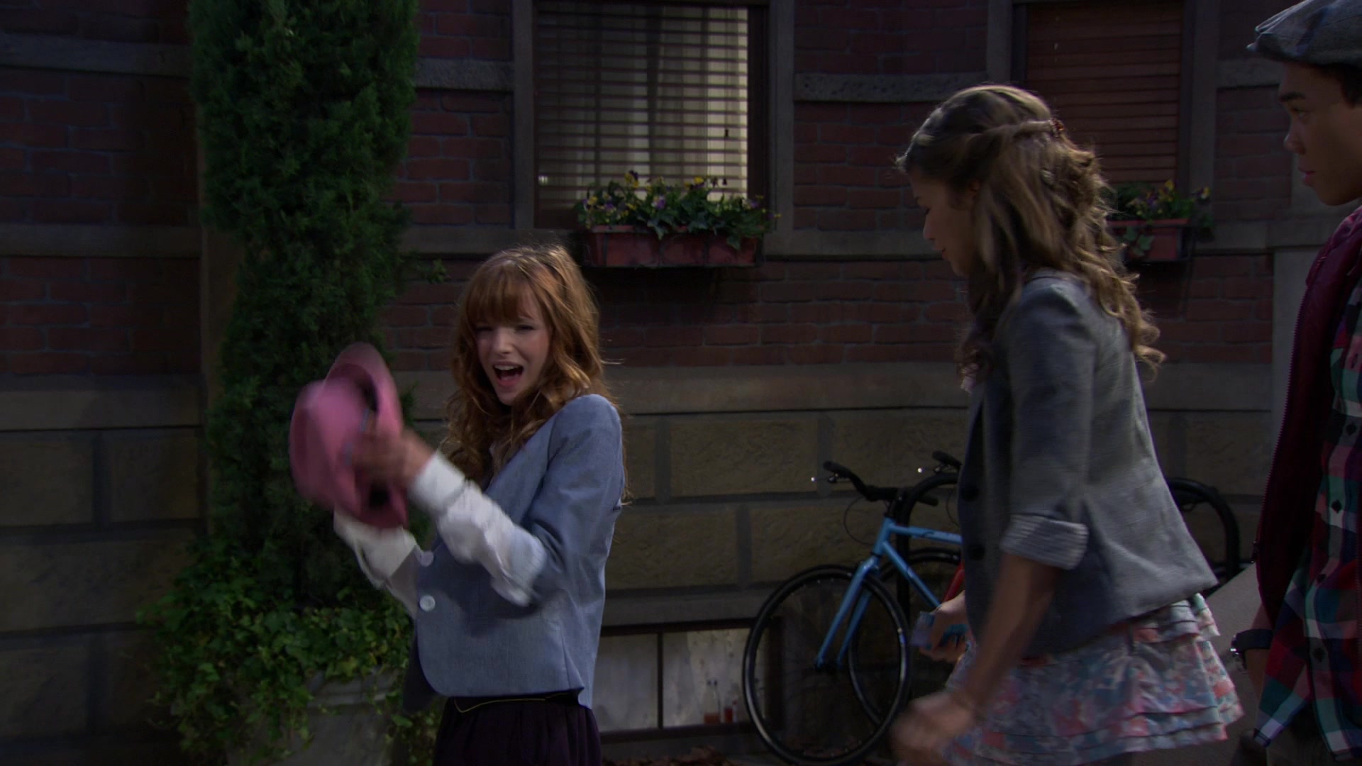 Shake_It_Up_S01E02_1080p_BTD_001133.jpg