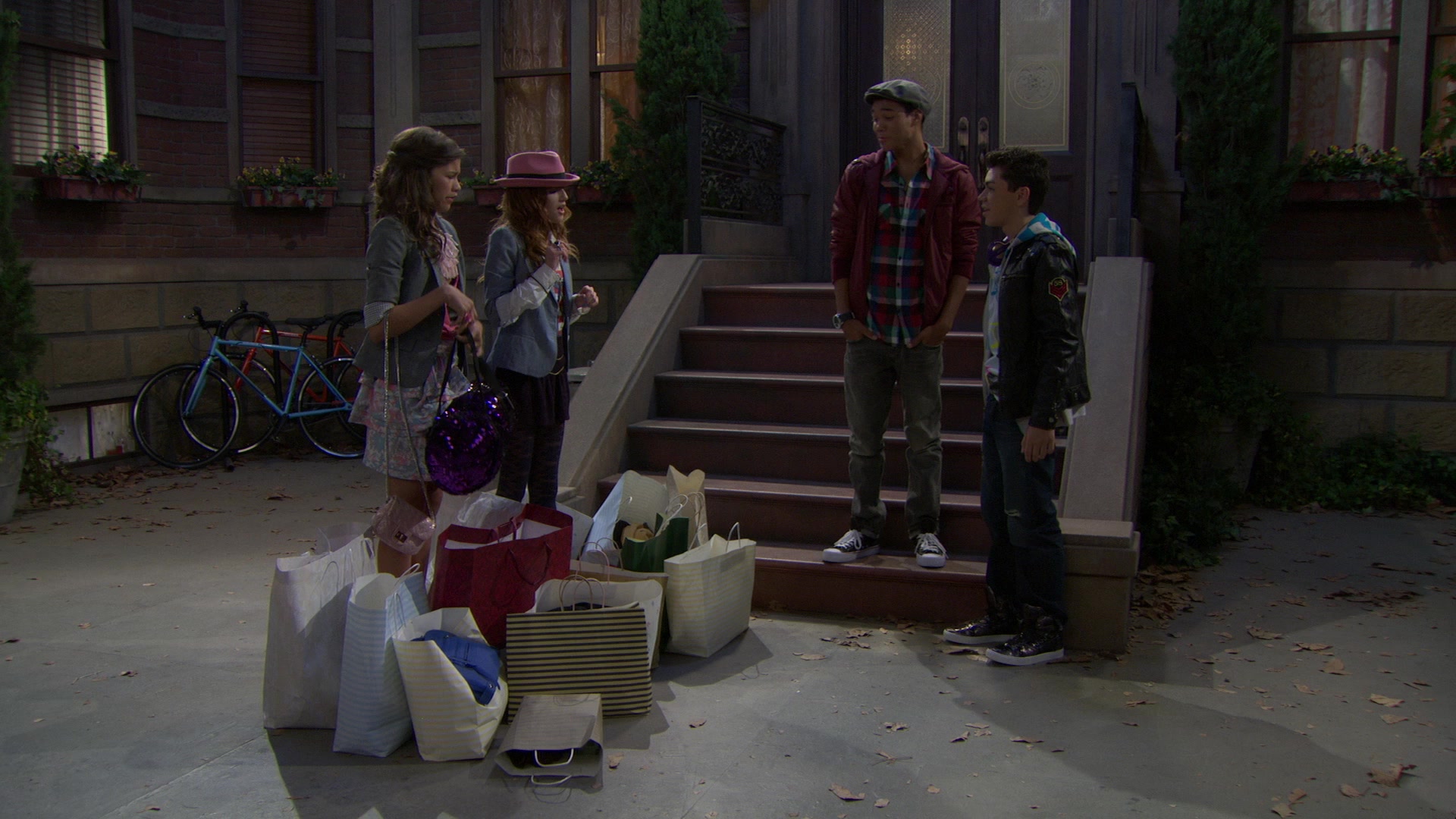 Shake_It_Up_S01E02_1080p_BTD_001159.jpg Shake_It_Up_S01E02_1080p_BTD_001159.jpg