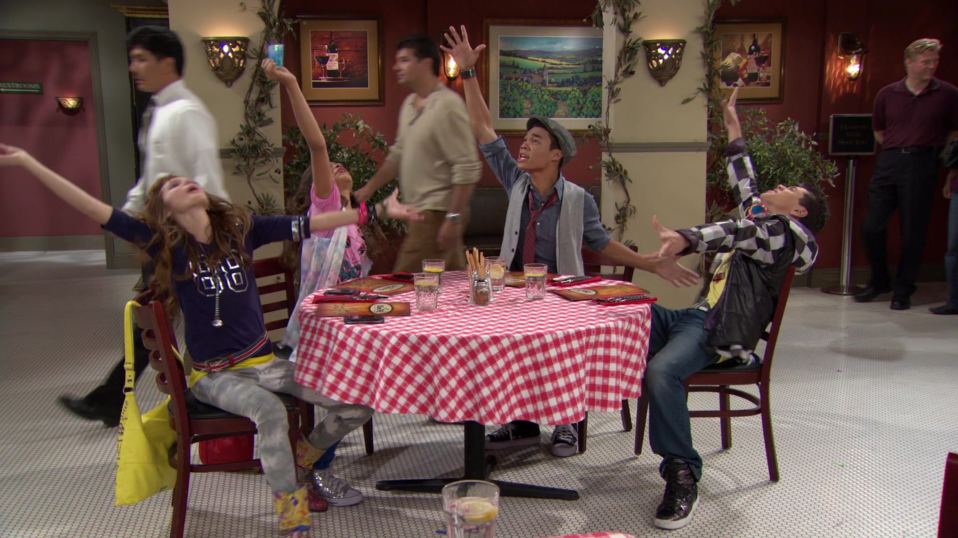 Shake_It_Up_S01E02_1080p_BTD_001476.jpg