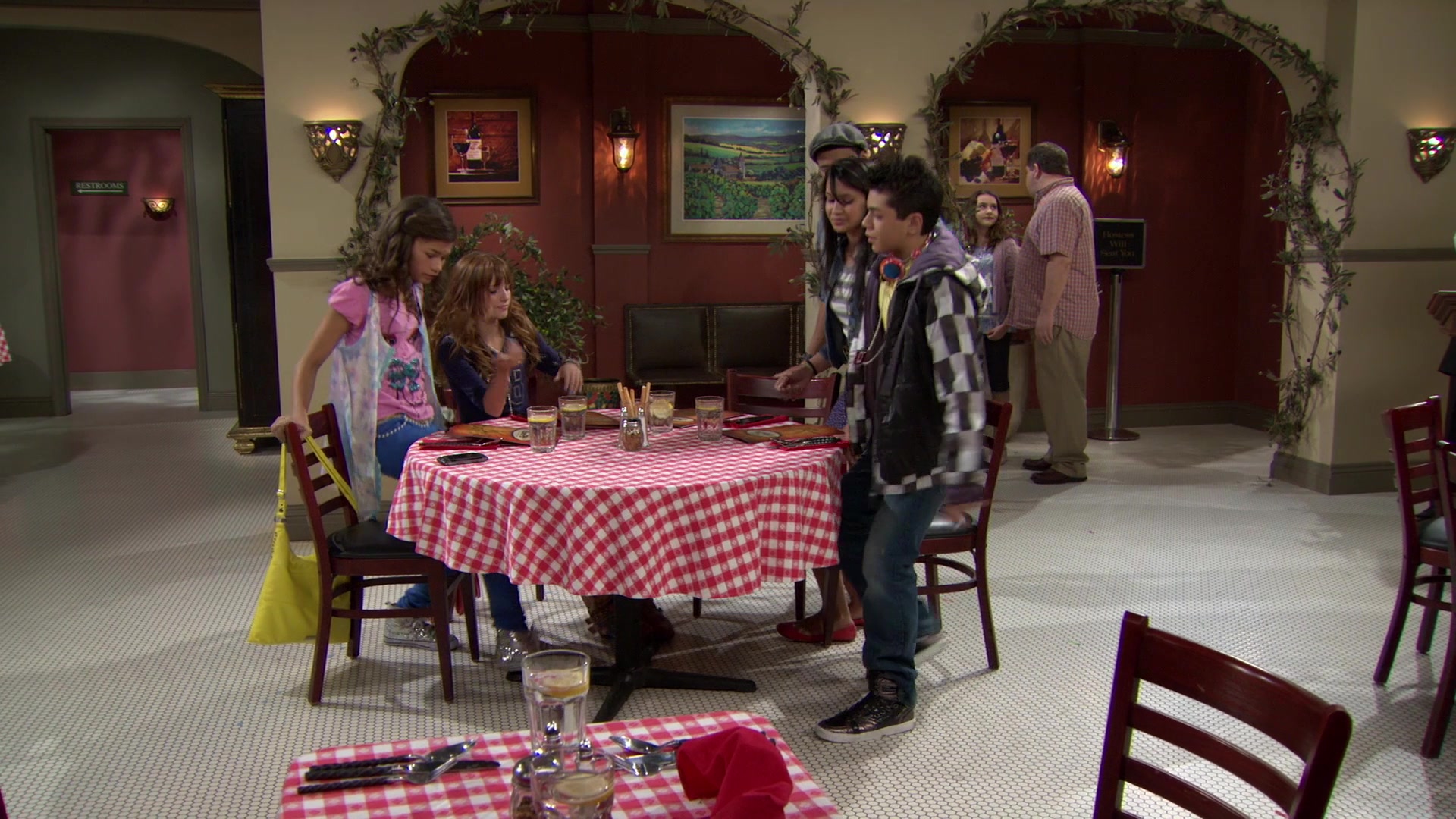 Shake_It_Up_S01E02_1080p_BTD_001748.jpg