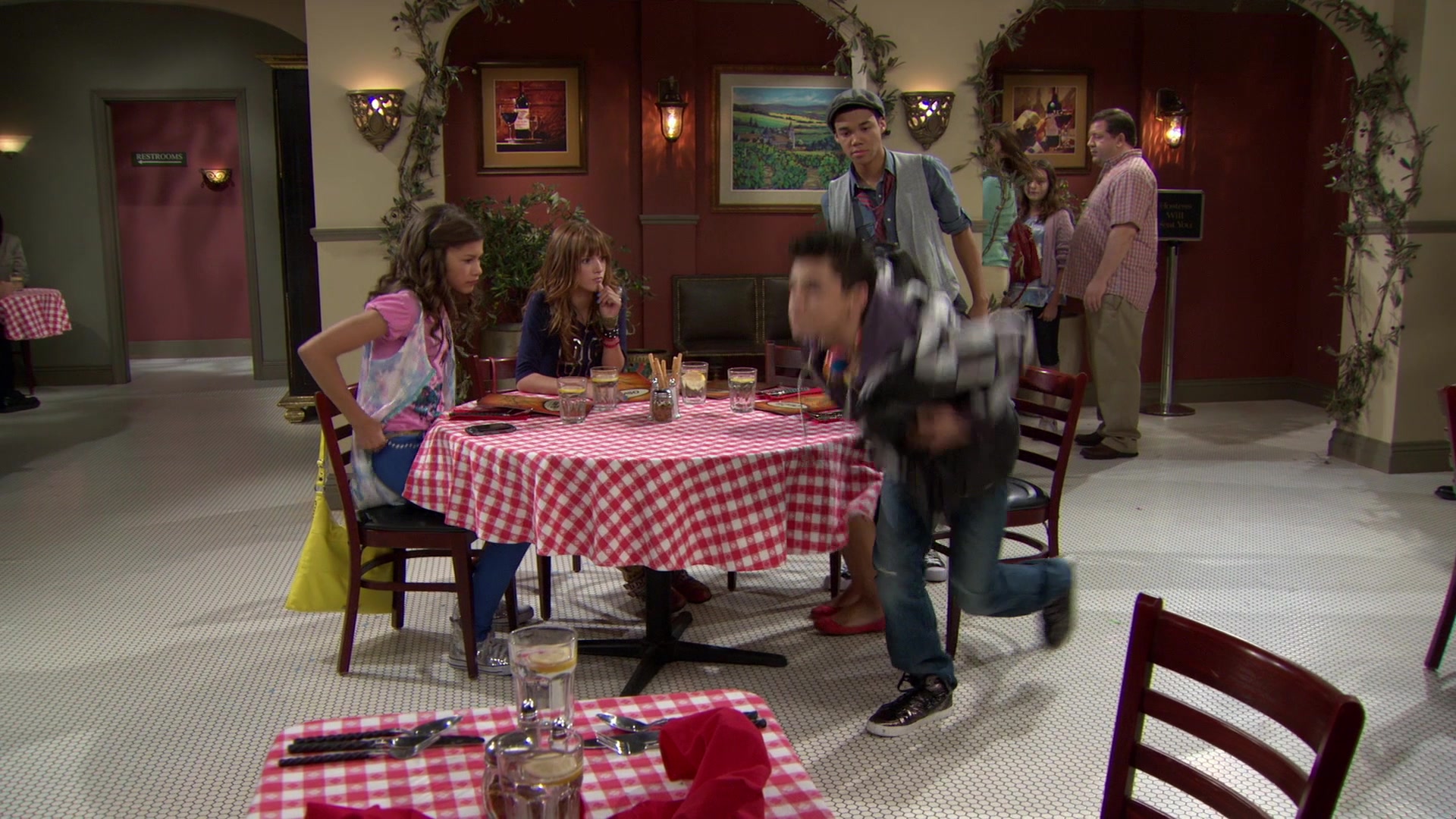 Shake_It_Up_S01E02_1080p_BTD_001752.jpg Shake_It_Up_S01E02_1080p_BTD_001752.jpg