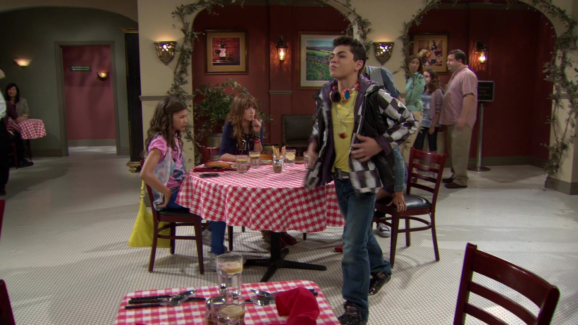 Shake_It_Up_S01E02_1080p_BTD_001753.jpg