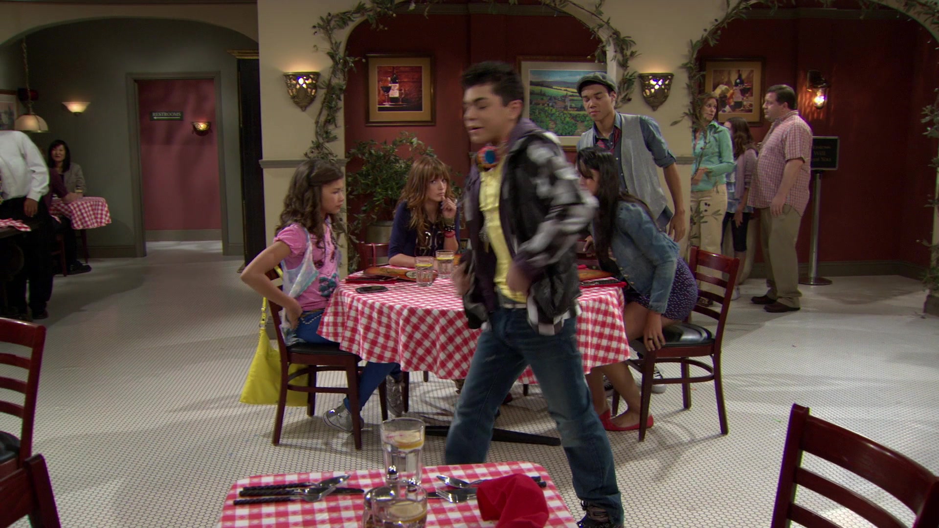 Shake_It_Up_S01E02_1080p_BTD_001754.jpg