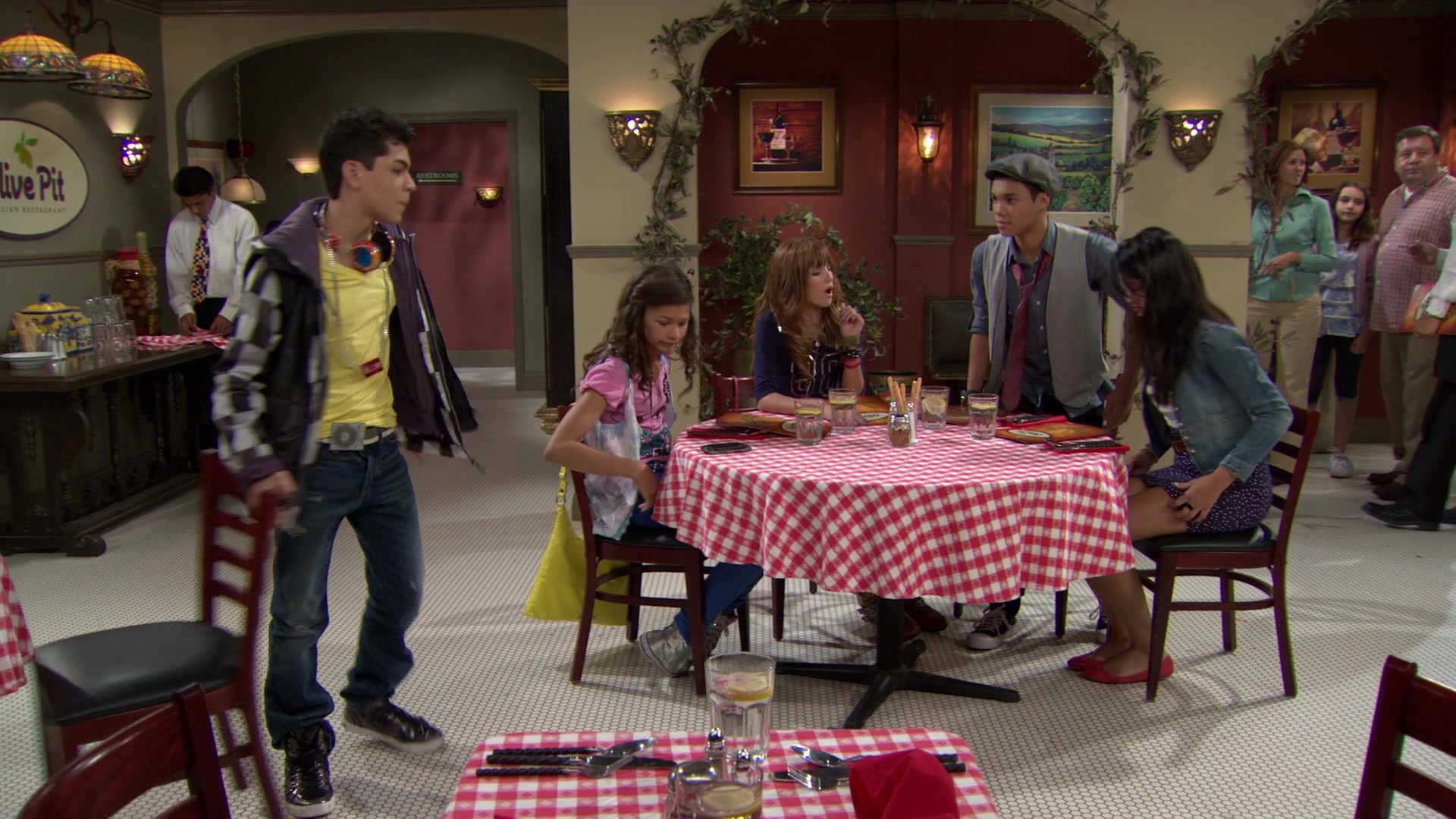 Shake_It_Up_S01E02_1080p_BTD_001758.jpg Shake_It_Up_S01E02_1080p_BTD_001758.jpg
