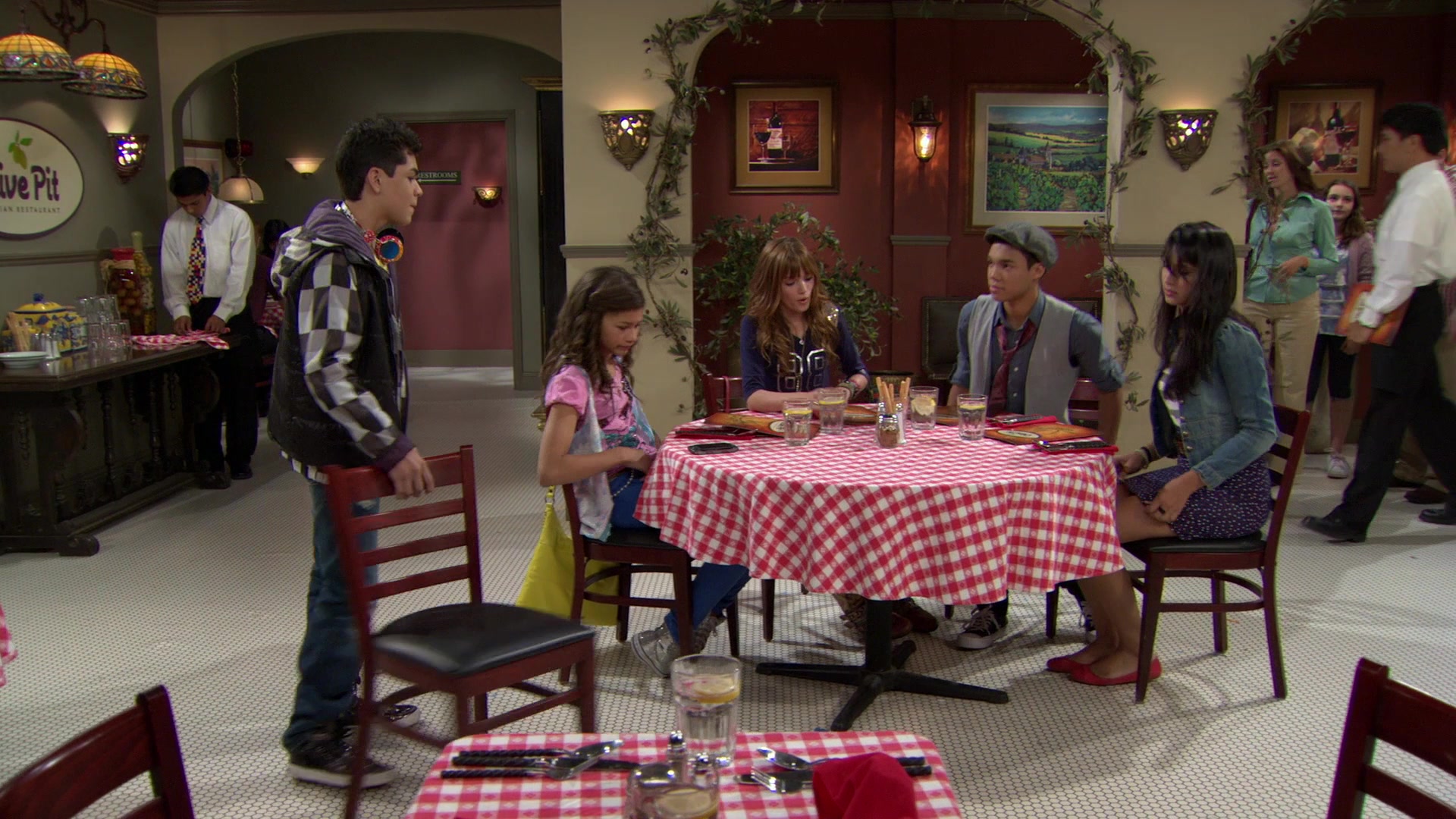 Shake_It_Up_S01E02_1080p_BTD_001759.jpg
