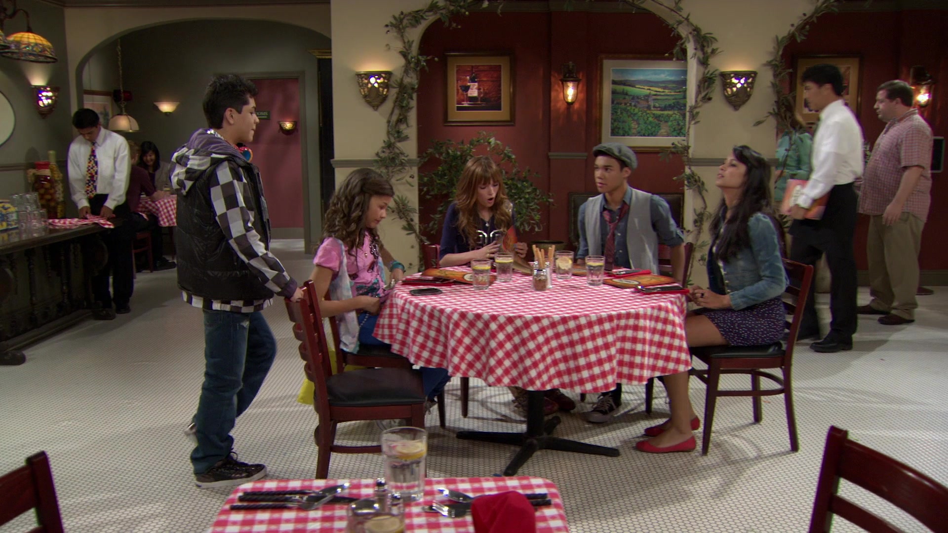 Shake_It_Up_S01E02_1080p_BTD_001760.jpg