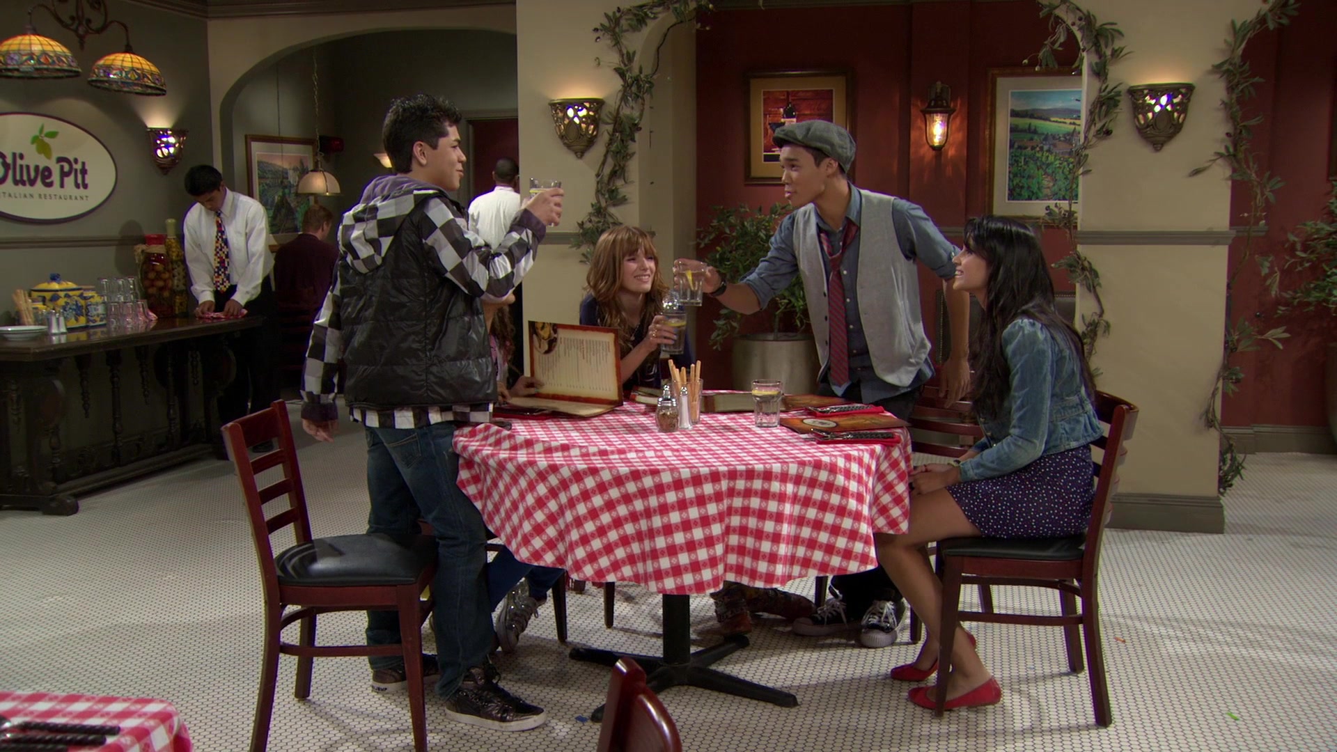 Shake_It_Up_S01E02_1080p_BTD_001852.jpg