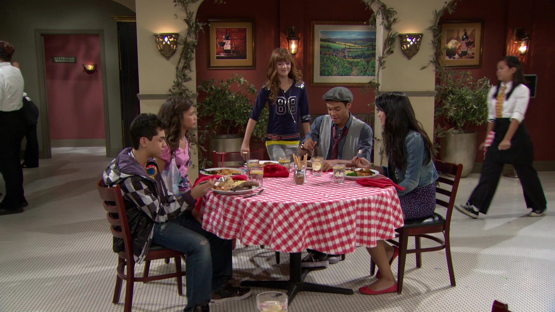 Shake_It_Up_S01E02_1080p_BTD_002018.jpg Shake_It_Up_S01E02_1080p_BTD_002018.jpg