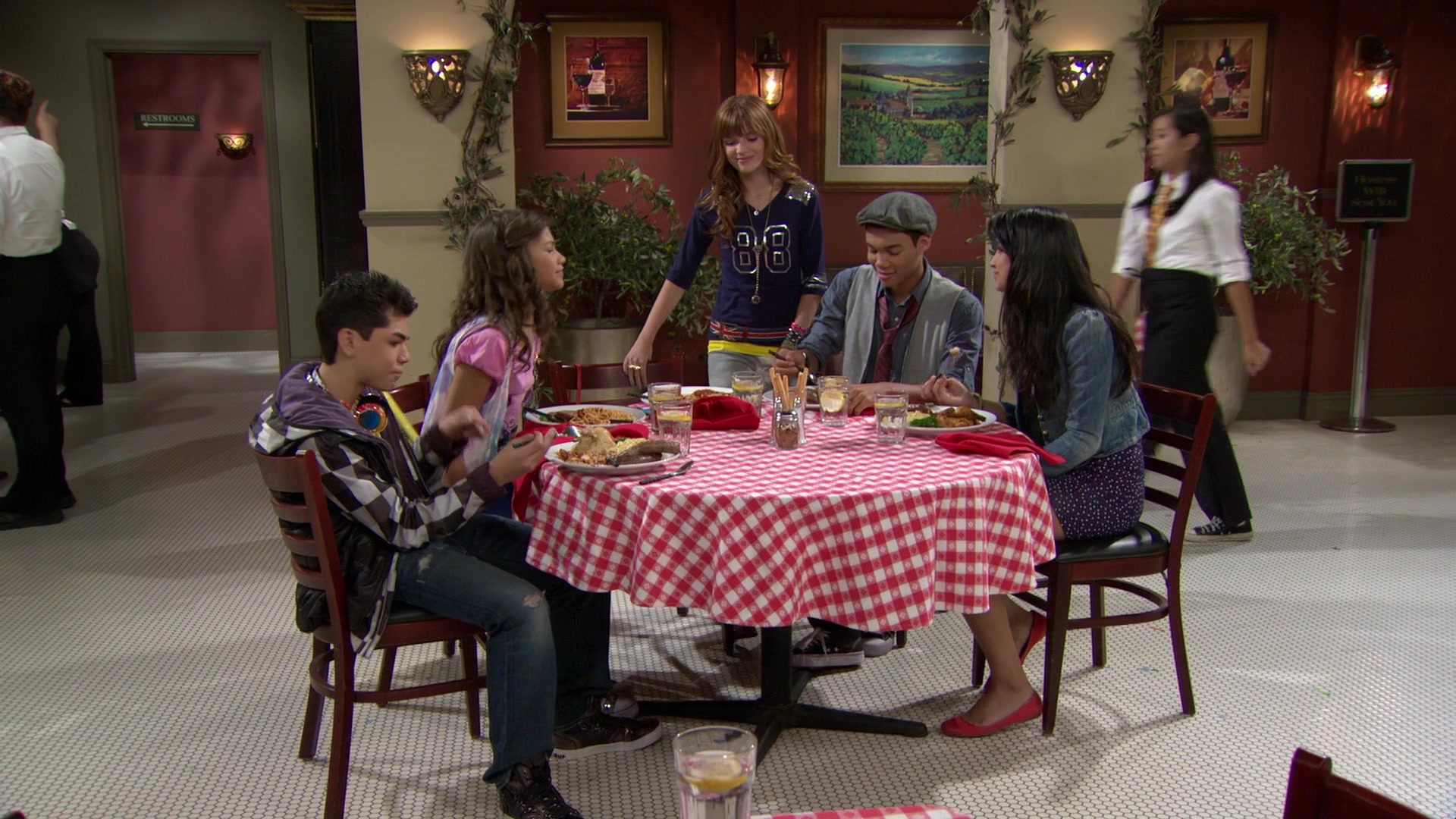 Shake_It_Up_S01E02_1080p_BTD_002019.jpg