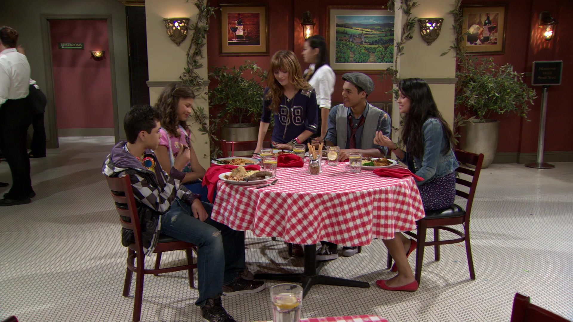 Shake_It_Up_S01E02_1080p_BTD_002021.jpg Shake_It_Up_S01E02_1080p_BTD_002021.jpg