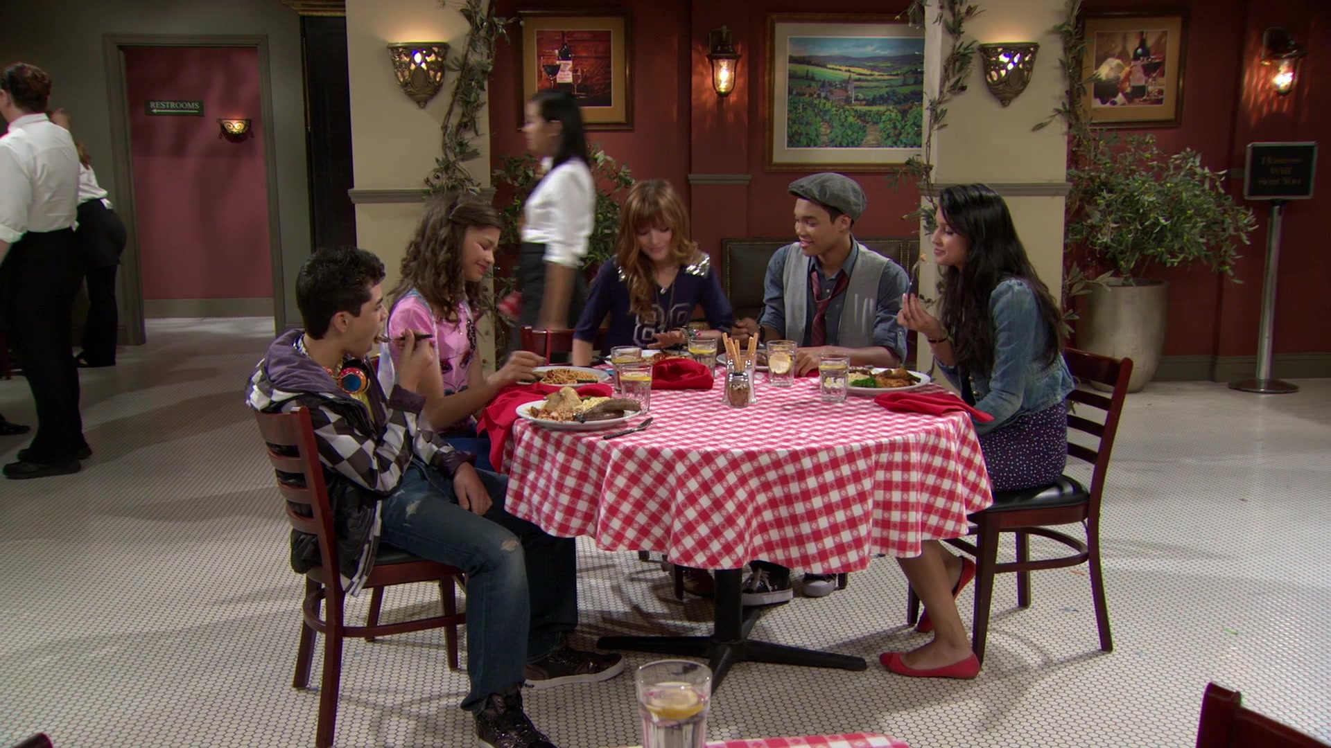 Shake_It_Up_S01E02_1080p_BTD_002022.jpg