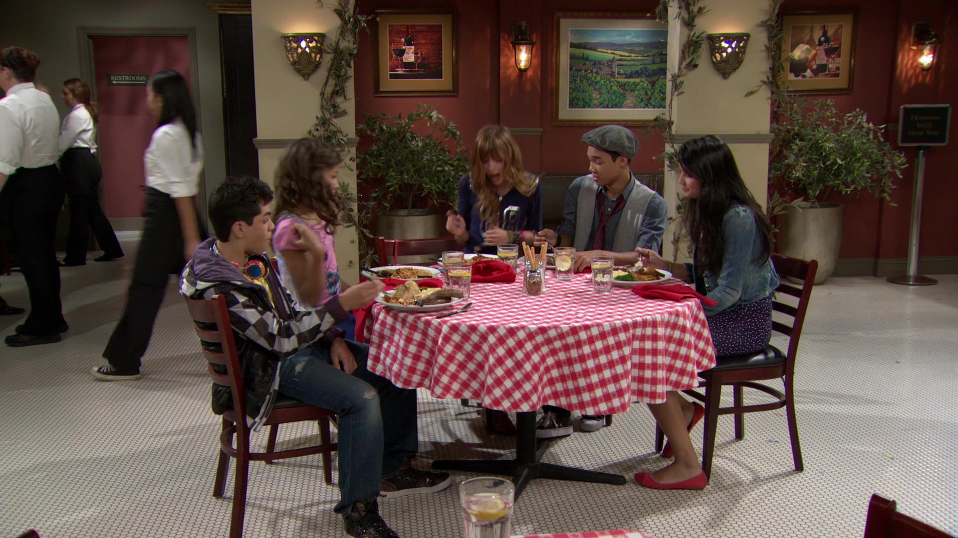 Shake_It_Up_S01E02_1080p_BTD_002024.jpg