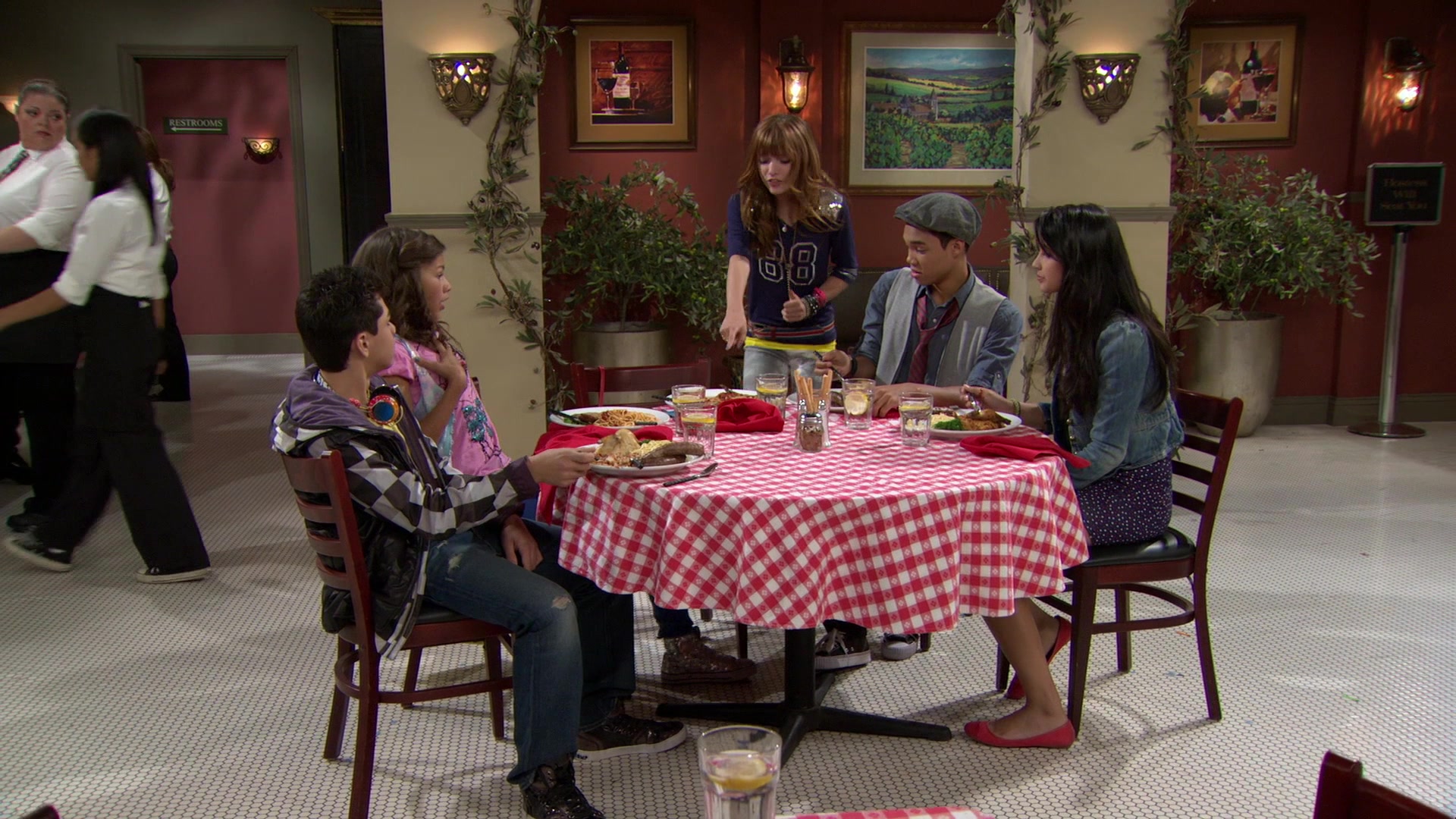 Shake_It_Up_S01E02_1080p_BTD_002025.jpg