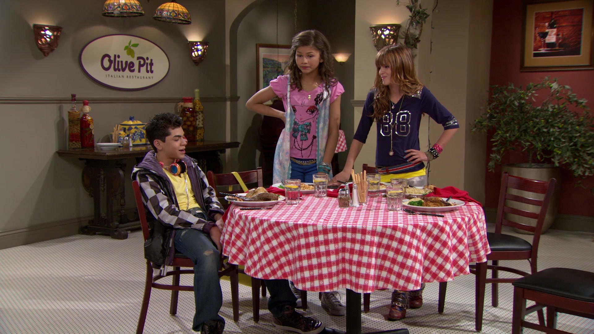 Shake_It_Up_S01E02_1080p_BTD_002200.jpg