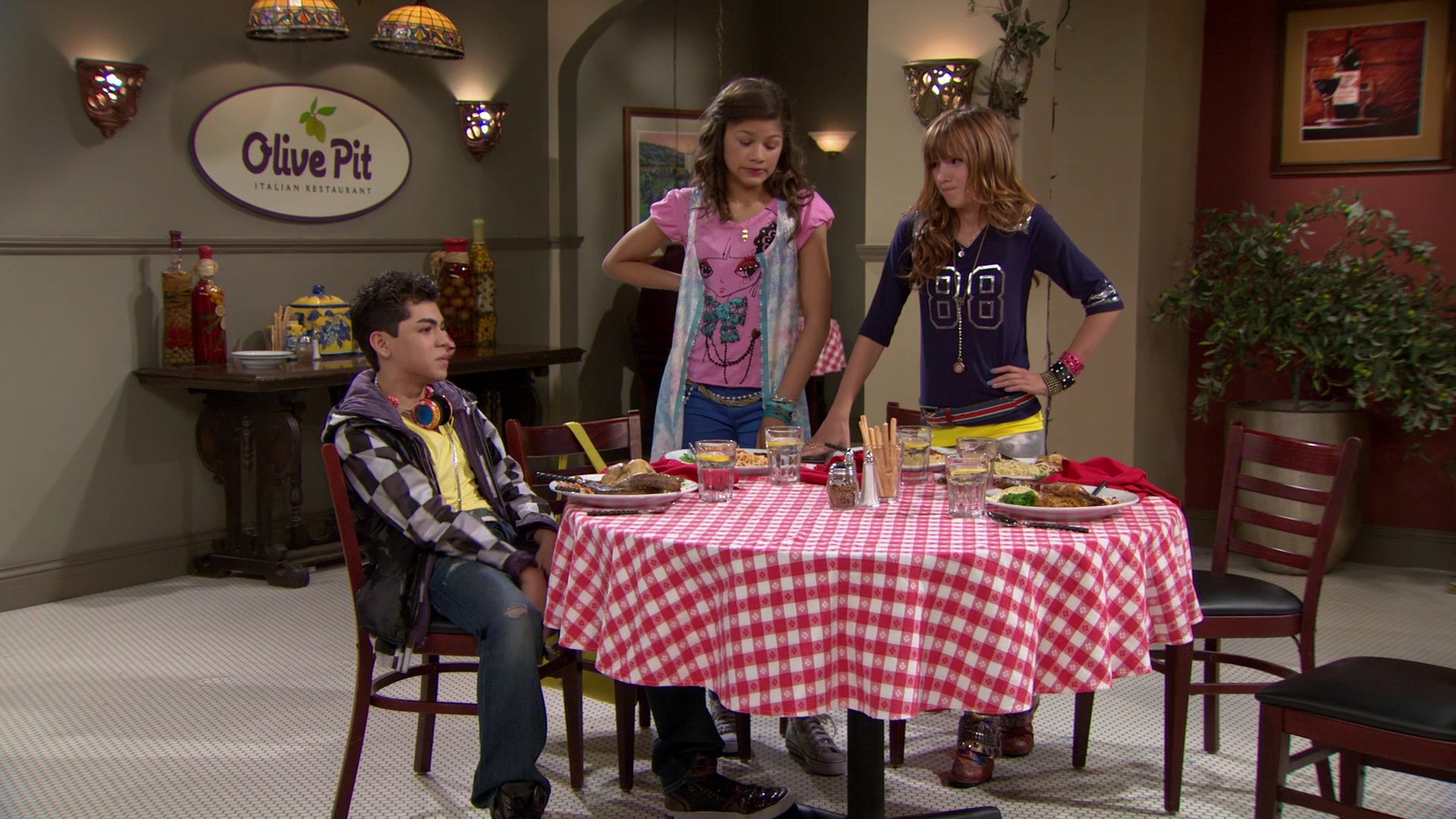 Shake_It_Up_S01E02_1080p_BTD_002205.jpg