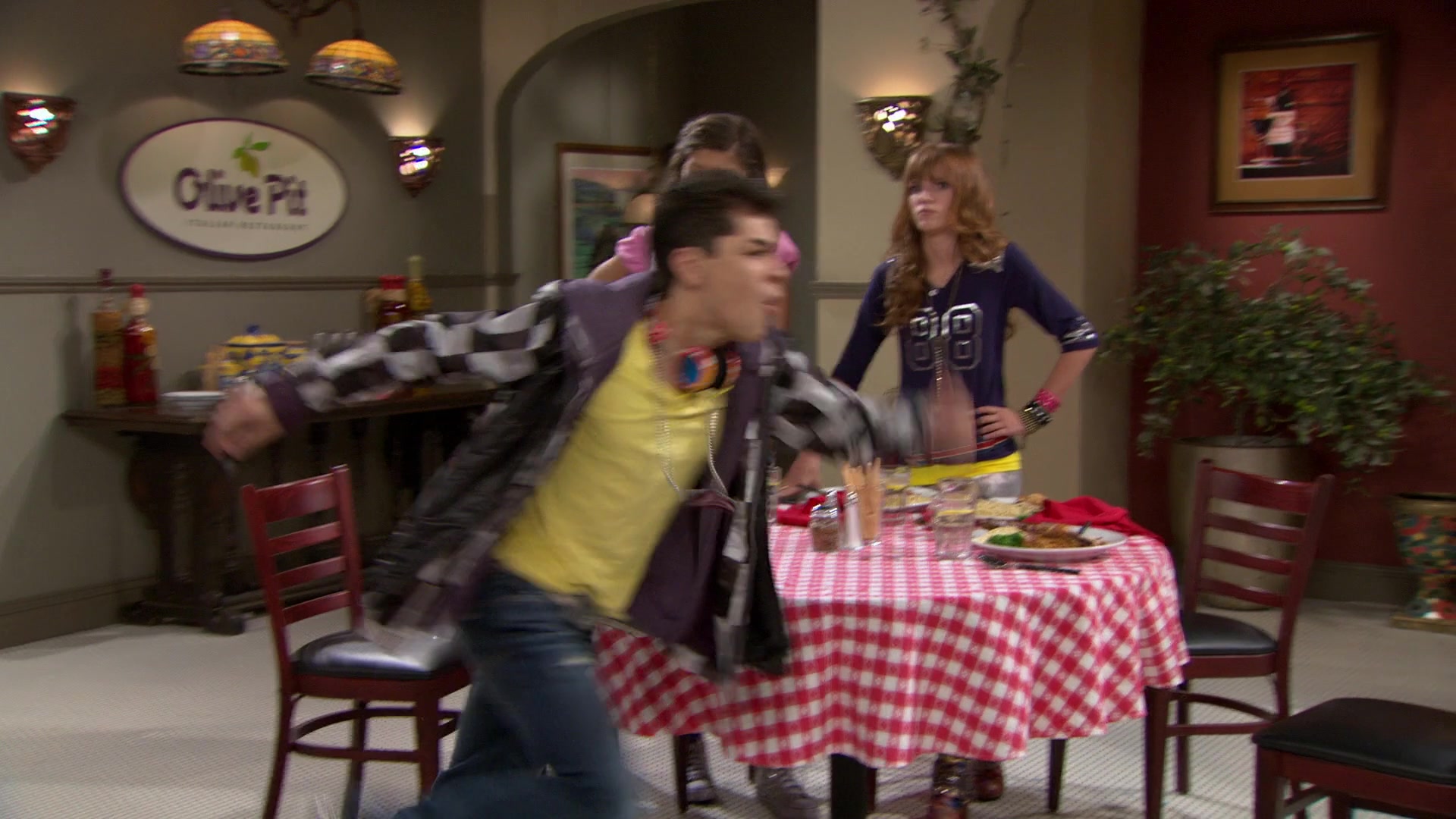 Shake_It_Up_S01E02_1080p_BTD_002212.jpg