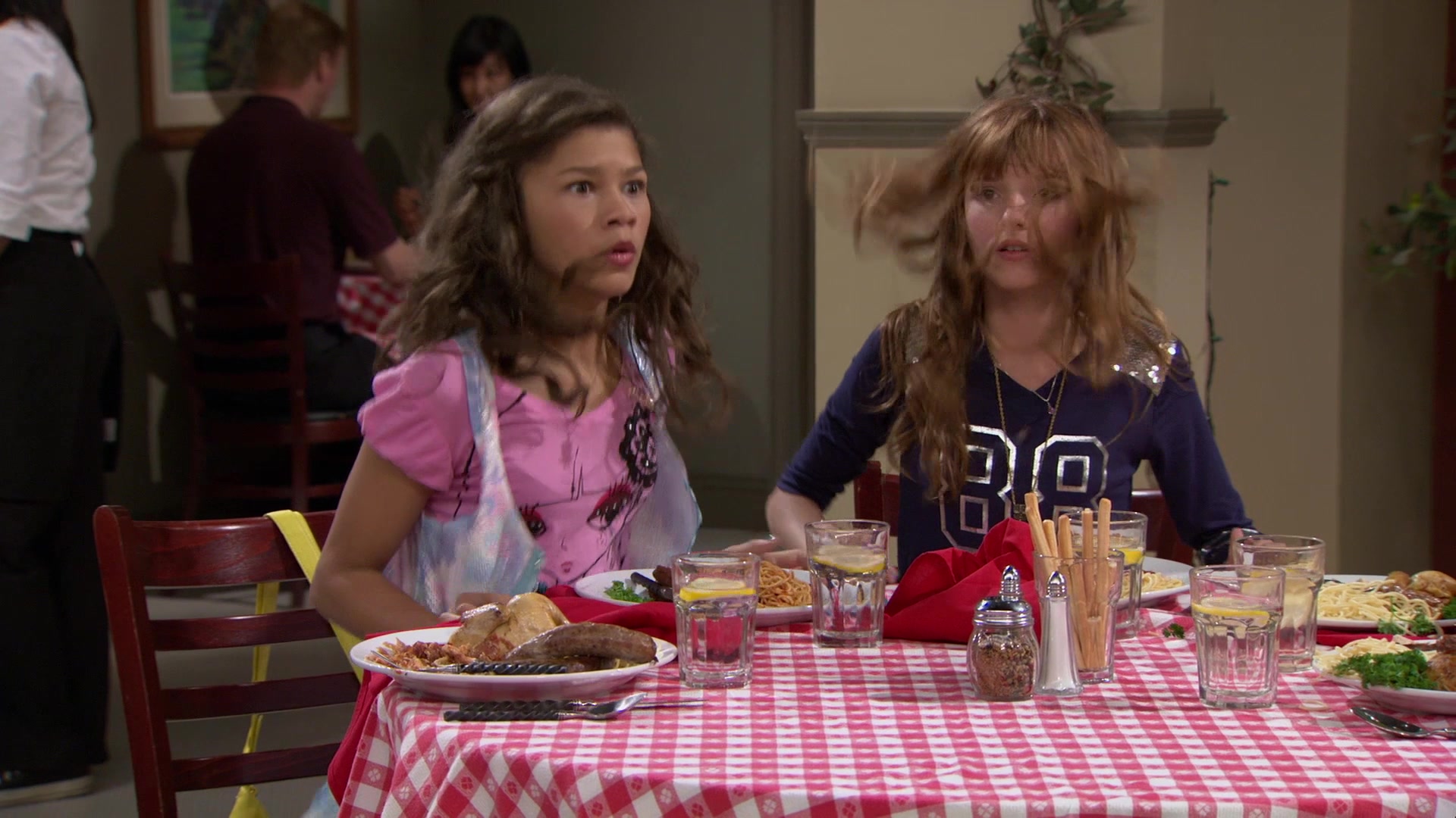 Shake_It_Up_S01E02_1080p_BTD_002250.jpg