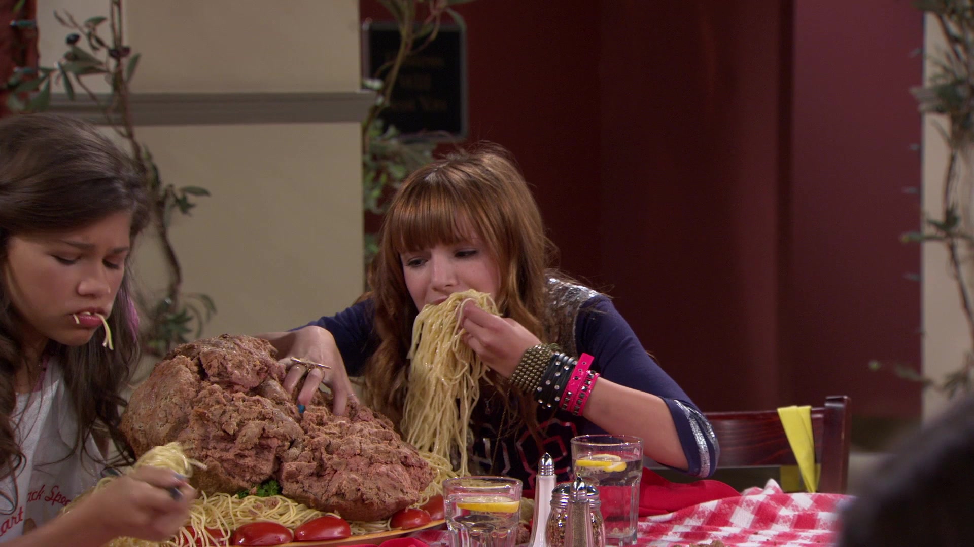 Shake_It_Up_S01E02_1080p_BTD_002446.jpg Shake_It_Up_S01E02_1080p_BTD_002446.jpg