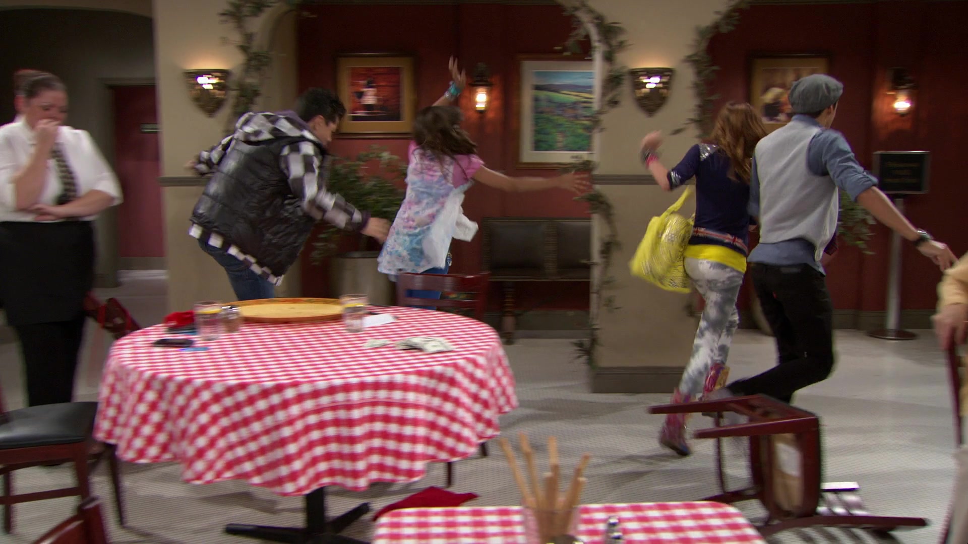 Shake_It_Up_S01E02_1080p_BTD_002873.jpg