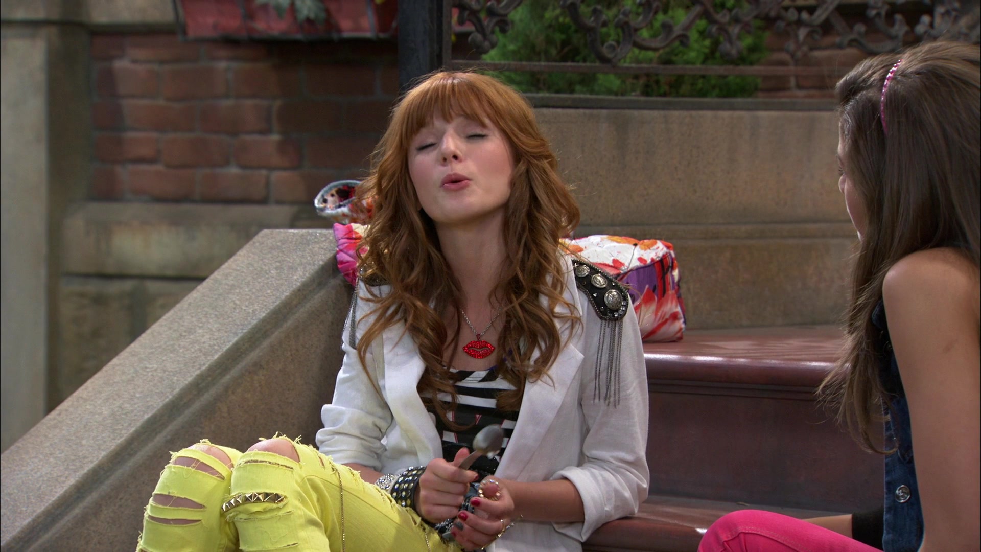 Shake_It_Up_S01E05_1080p_BTD_000525.jpg