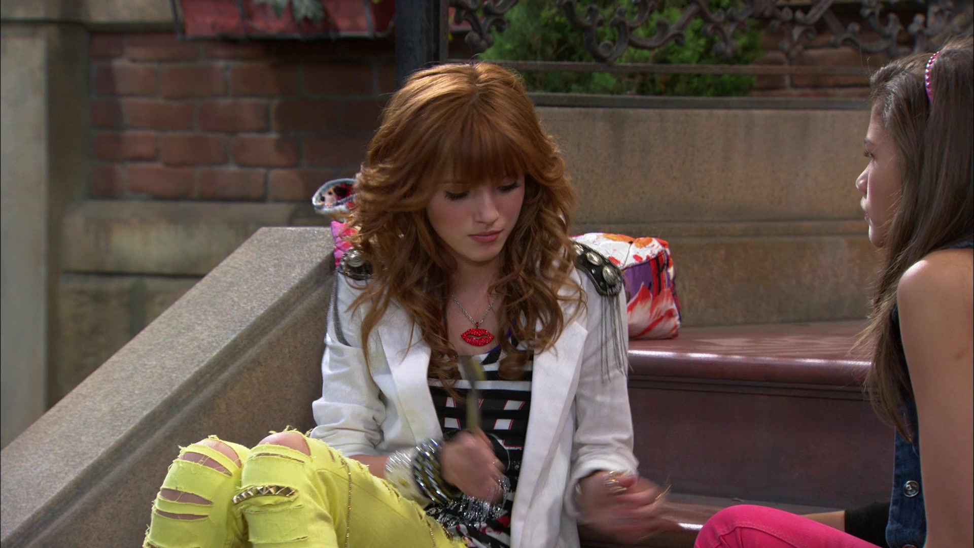 Shake_It_Up_S01E05_1080p_BTD_000535.jpg