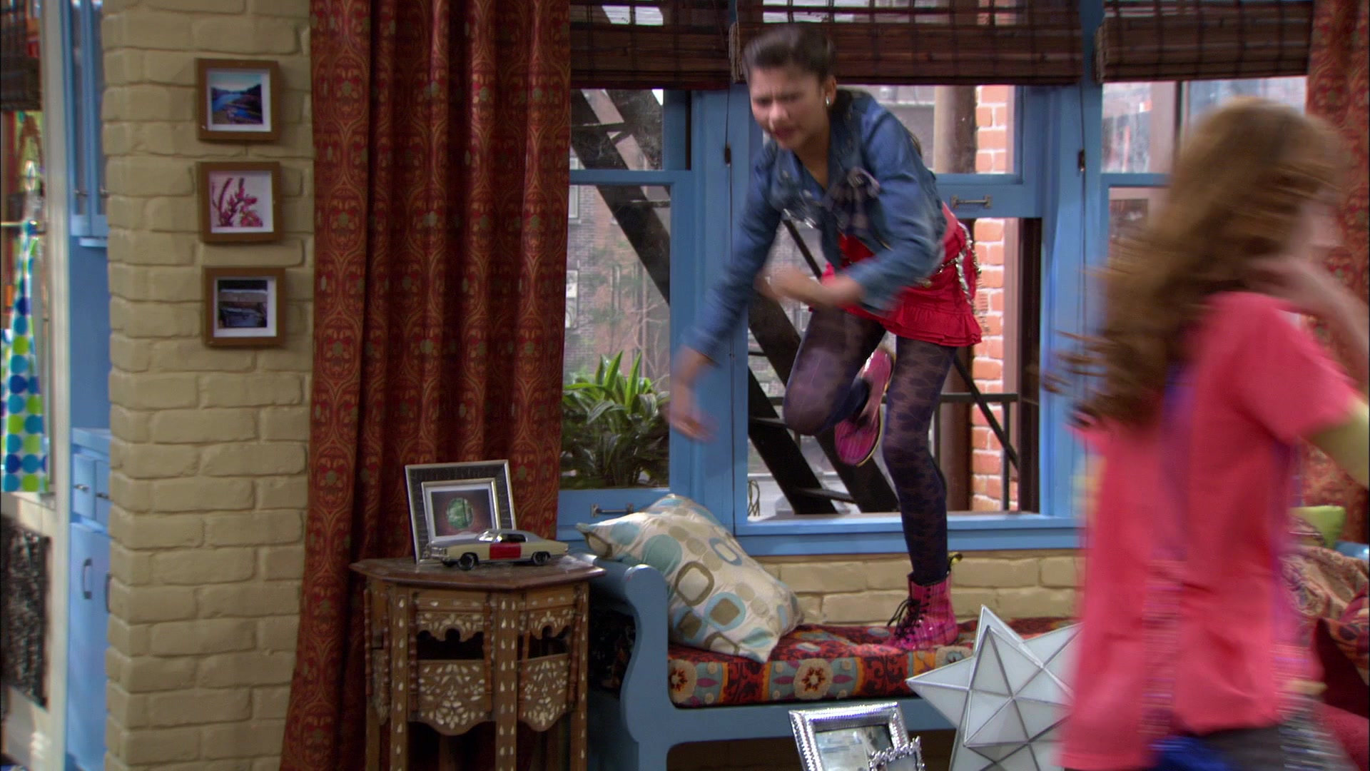 Shake_It_Up_S01E05_1080p_BTD_001644.jpg