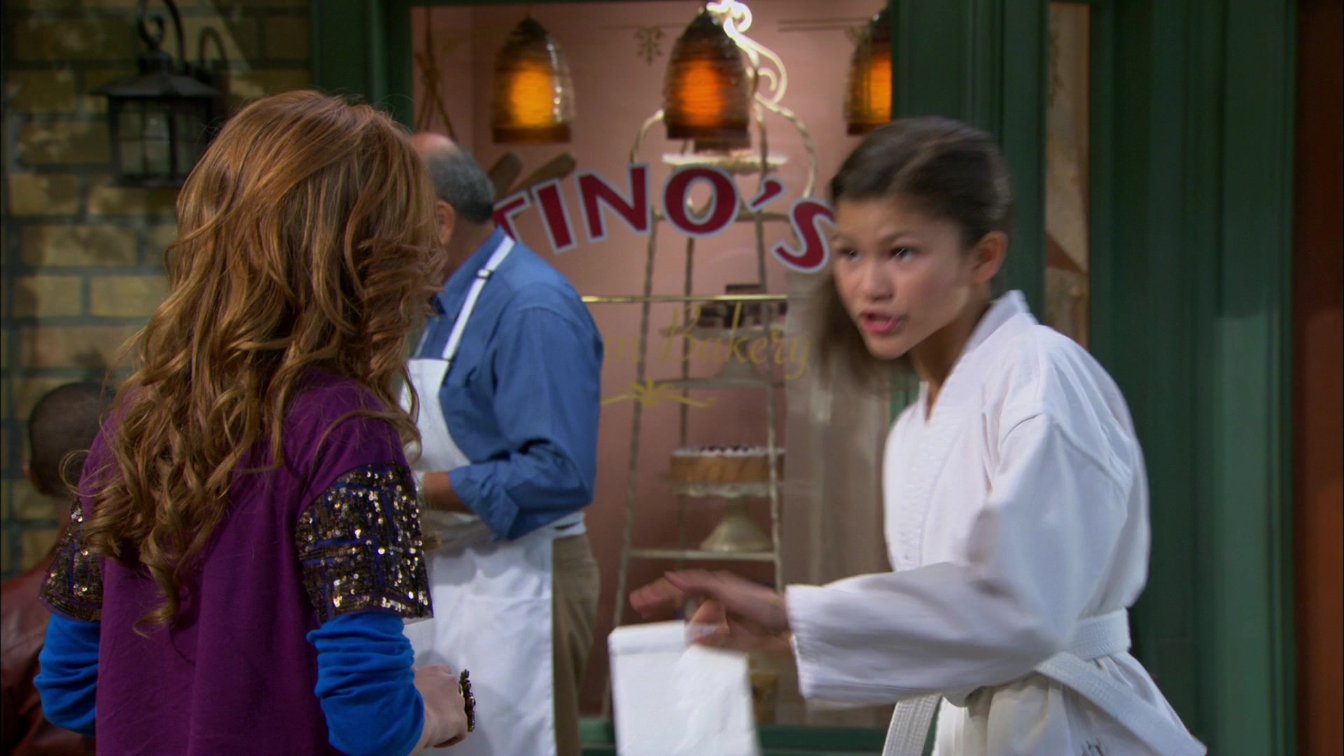 Shake_It_Up_S01E05_1080p_BTD_002100.jpg