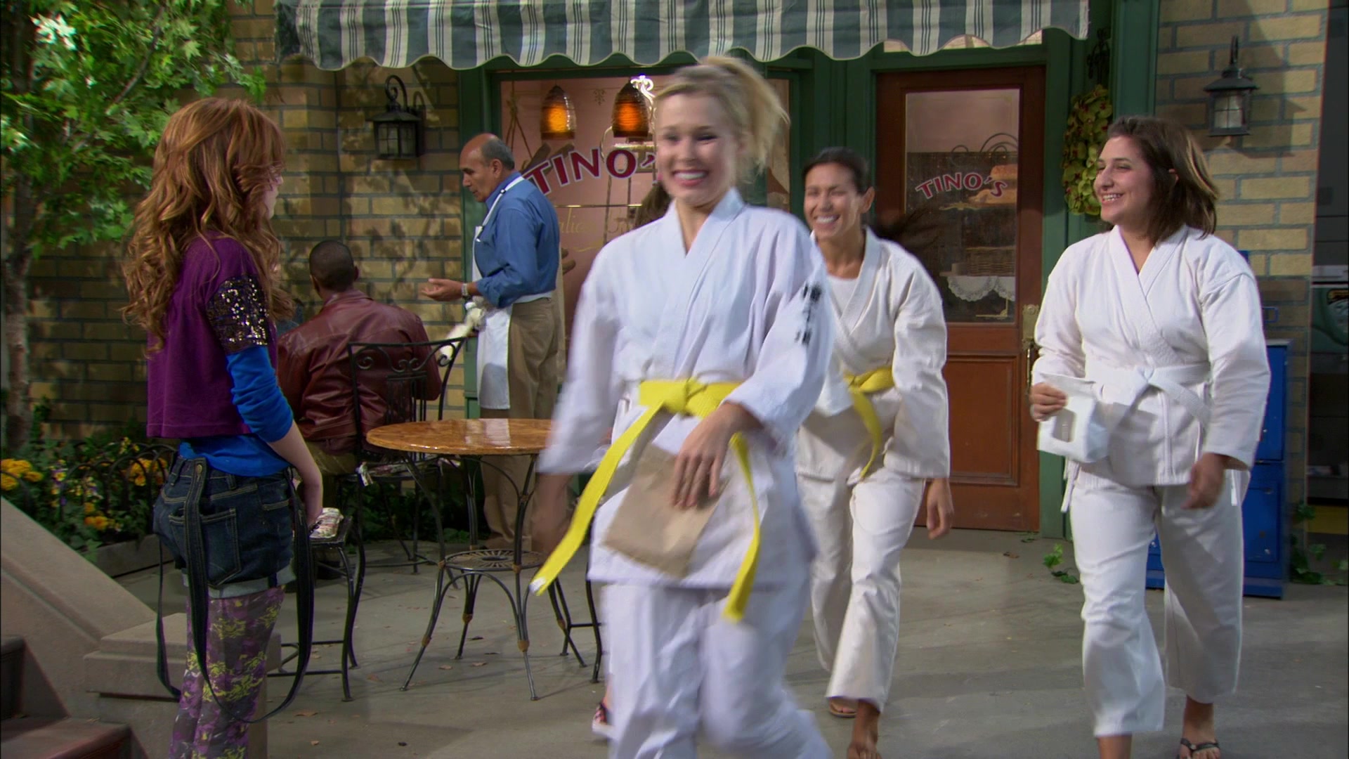 Shake_It_Up_S01E05_1080p_BTD_002141.jpg